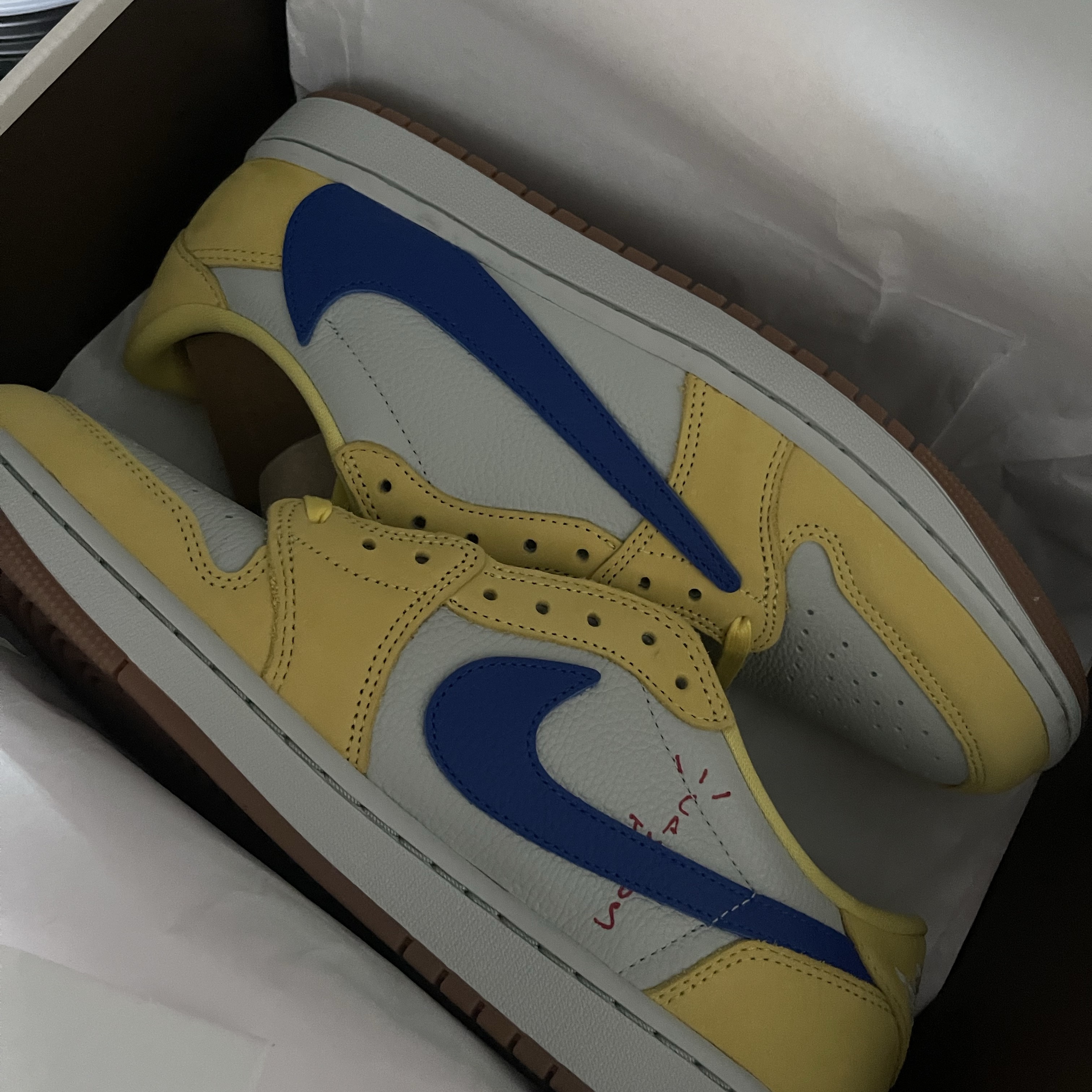 (W) Jordan 1 x Travis Scott Retro Low OG SP Canary 착용 스타일