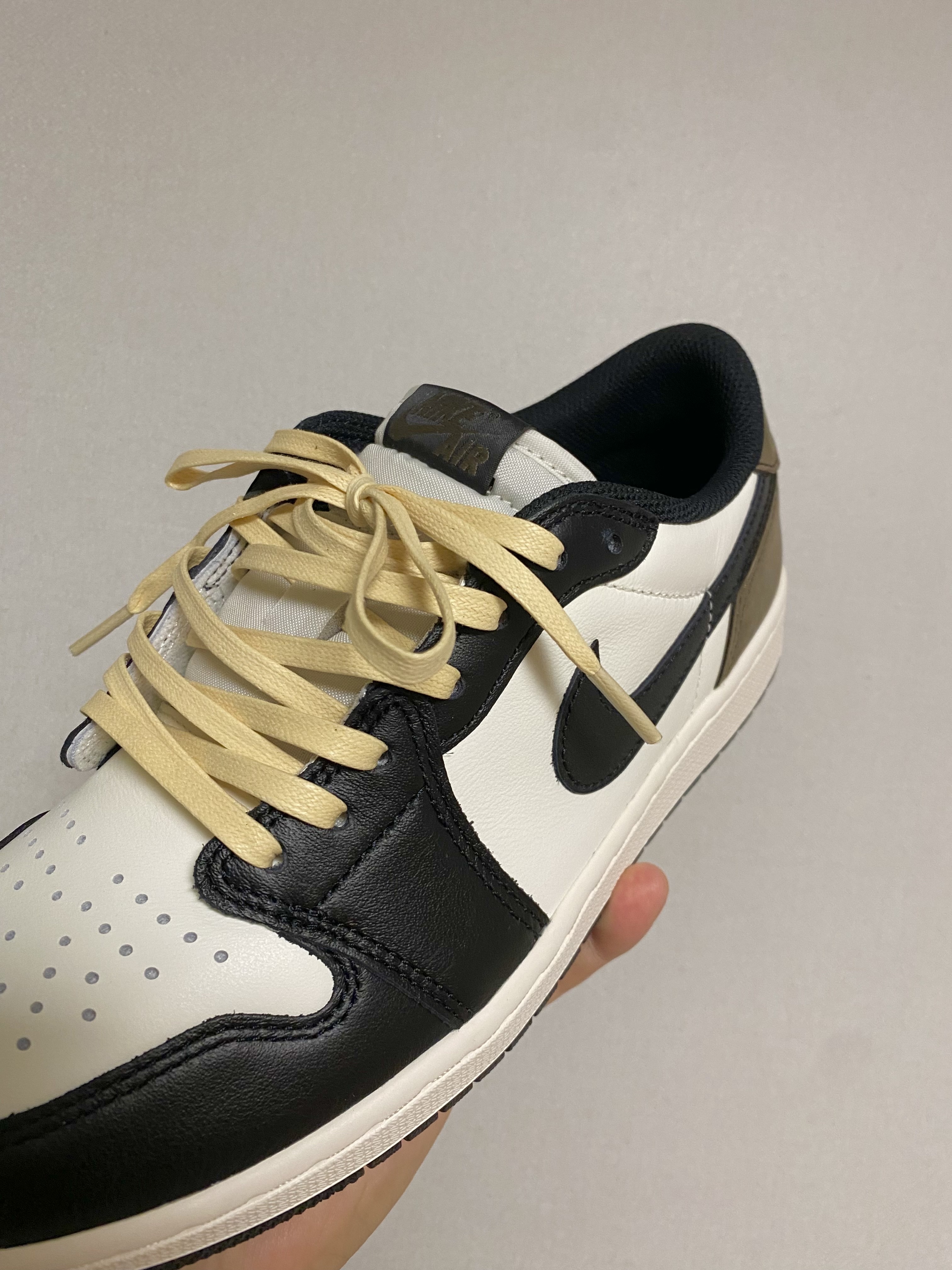 Jordan 1 Retro Low OG Mocha 착용 스타일 - 5