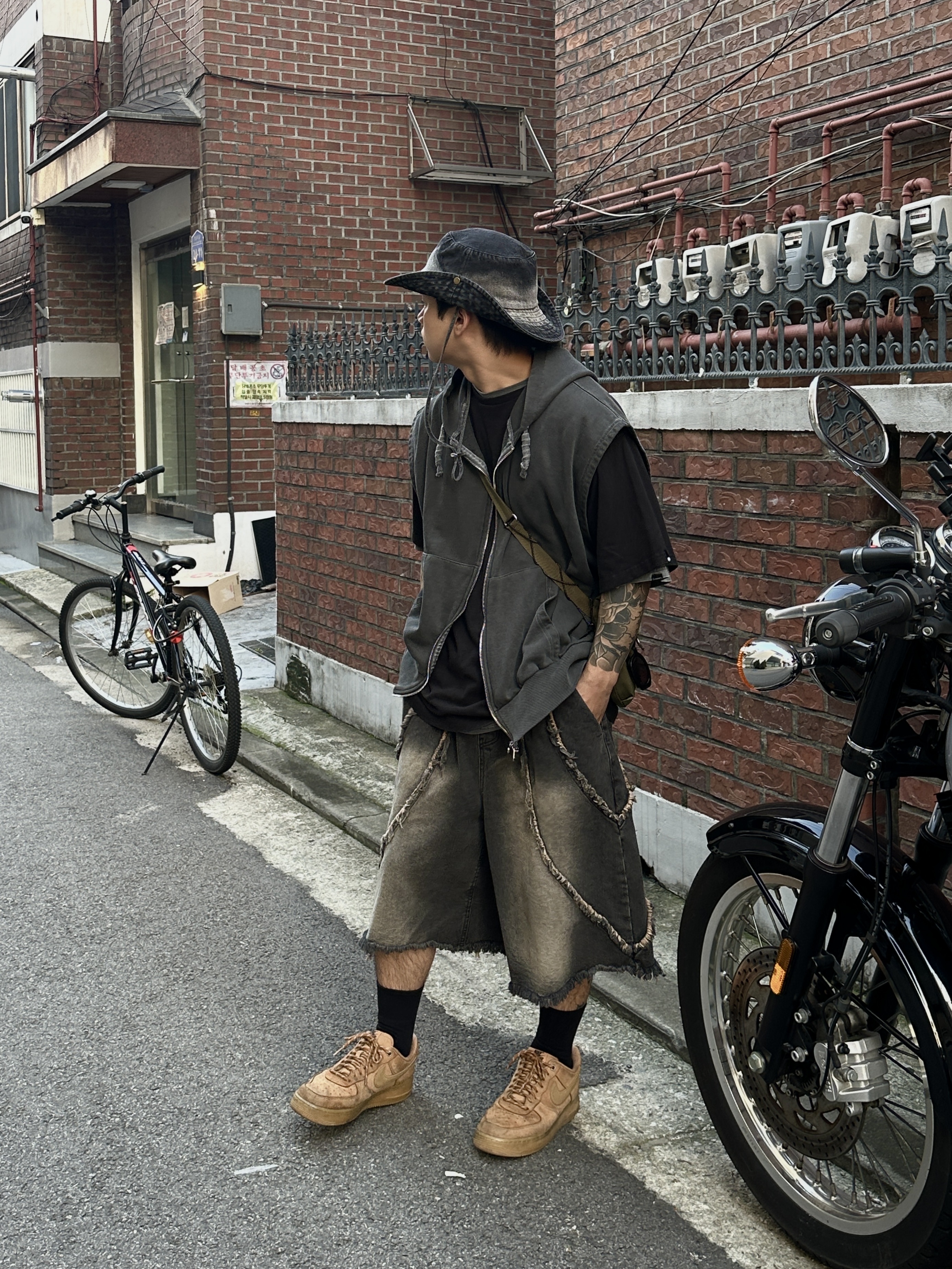 Nike Air Force 1 '07 WB Flax, Porter Frame Shoulder Bag Black 착용 스타일 - 2