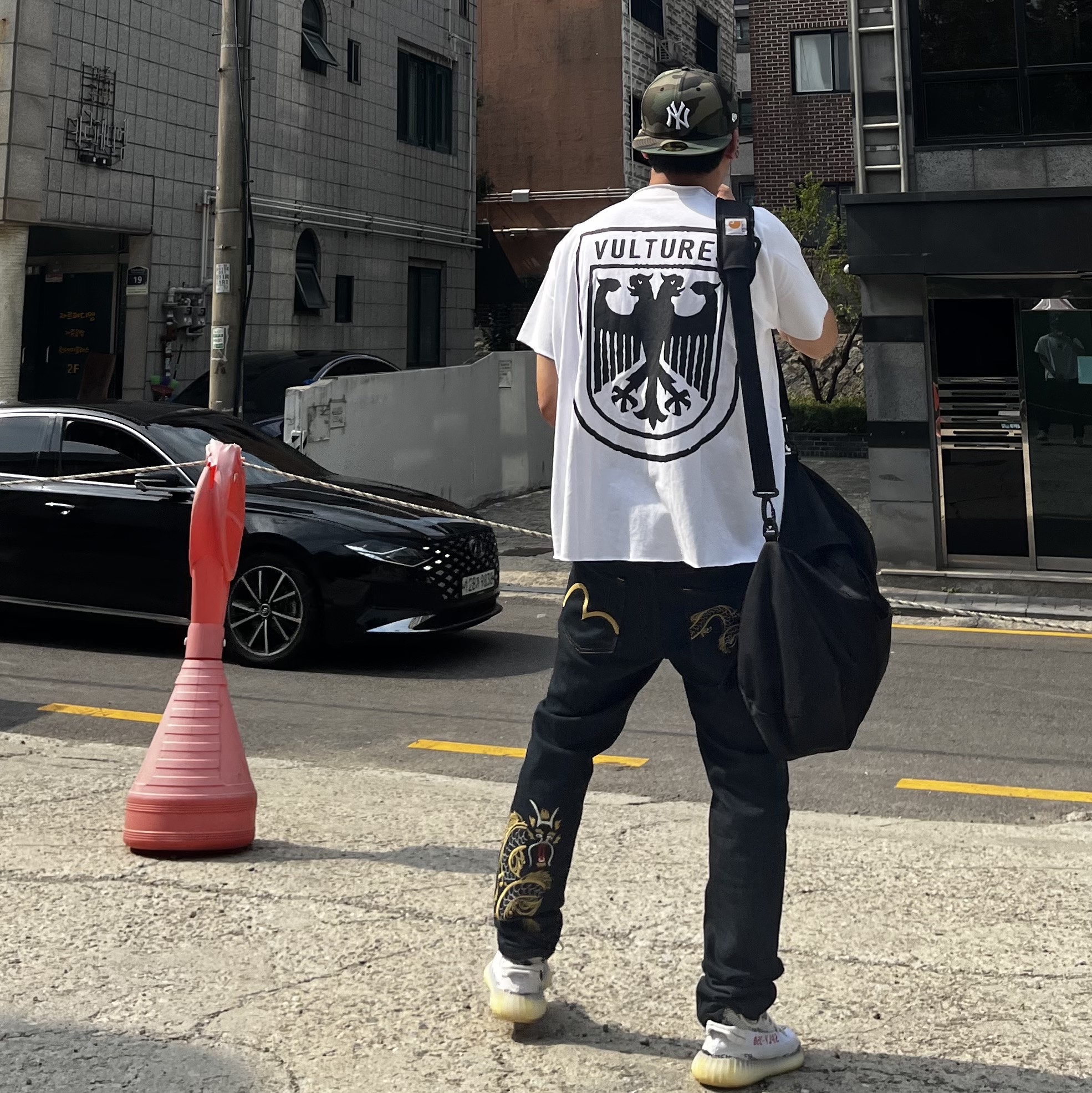 Yeezy Vultures Box T-Shirt White, Adidas Yeezy Boost 350 V2 Zebra 2022/2023 착용 스타일