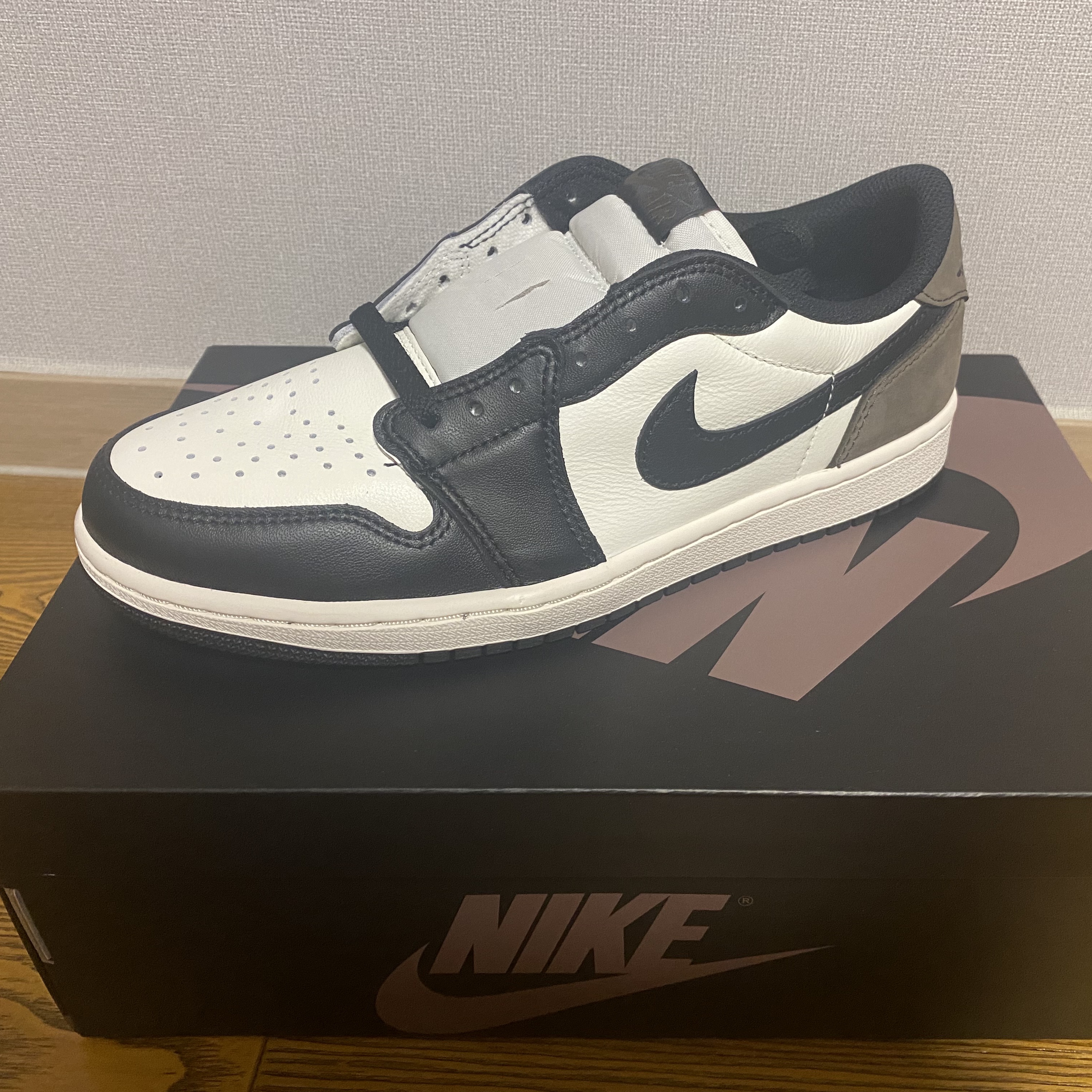 Jordan 1 Retro Low OG Mocha 착용 스타일 - 1