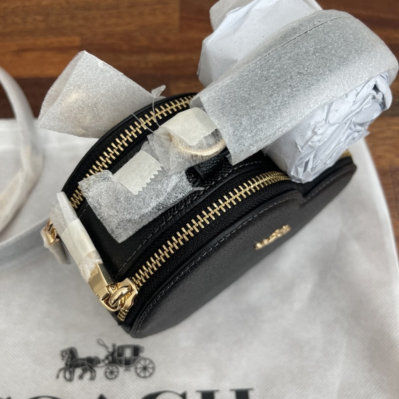 Coach Crossgrain Leather Heart Crossbody Bag Gold Black 착용 스타일 - 2