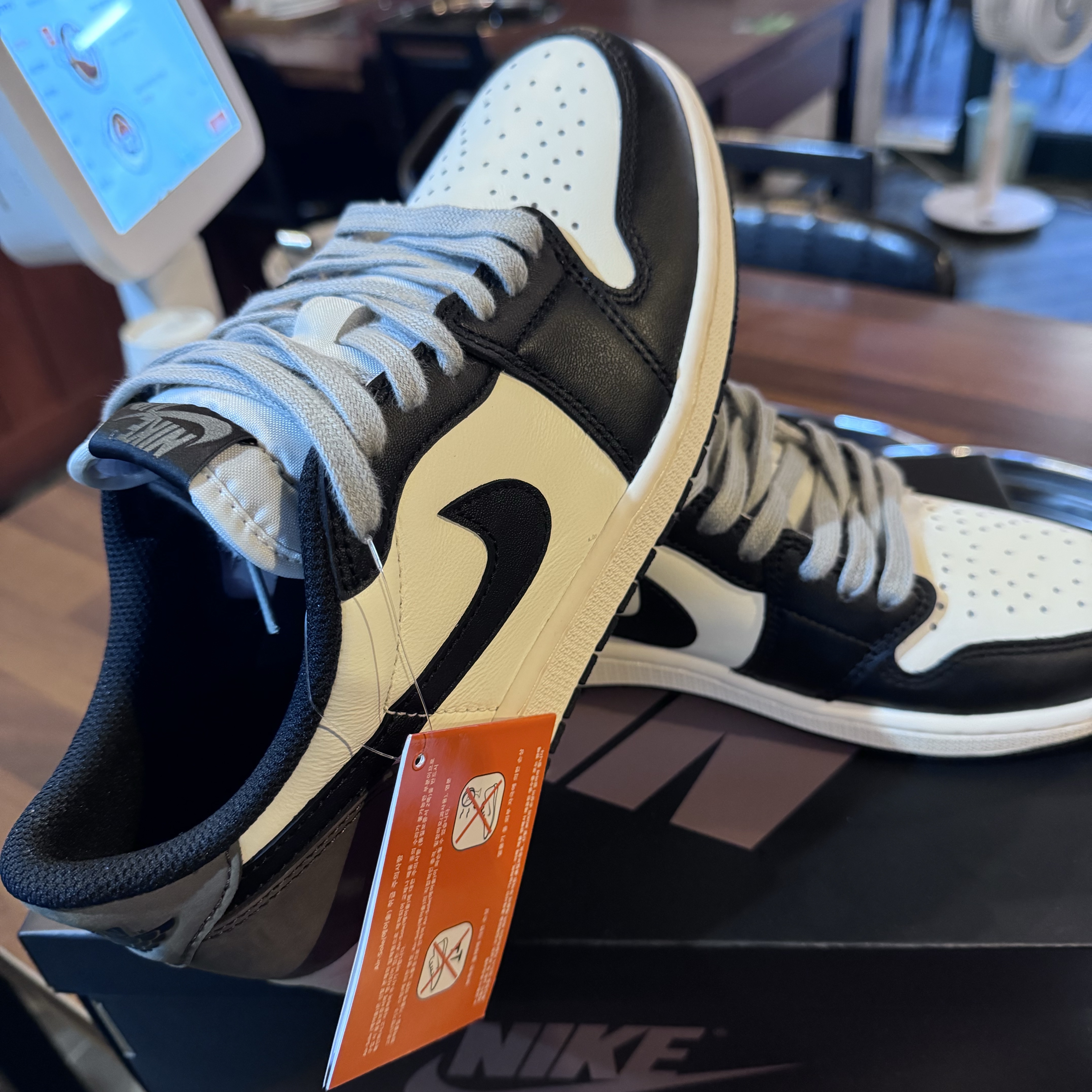 Jordan 1 Retro Low OG Mocha 착용 스타일 - 1