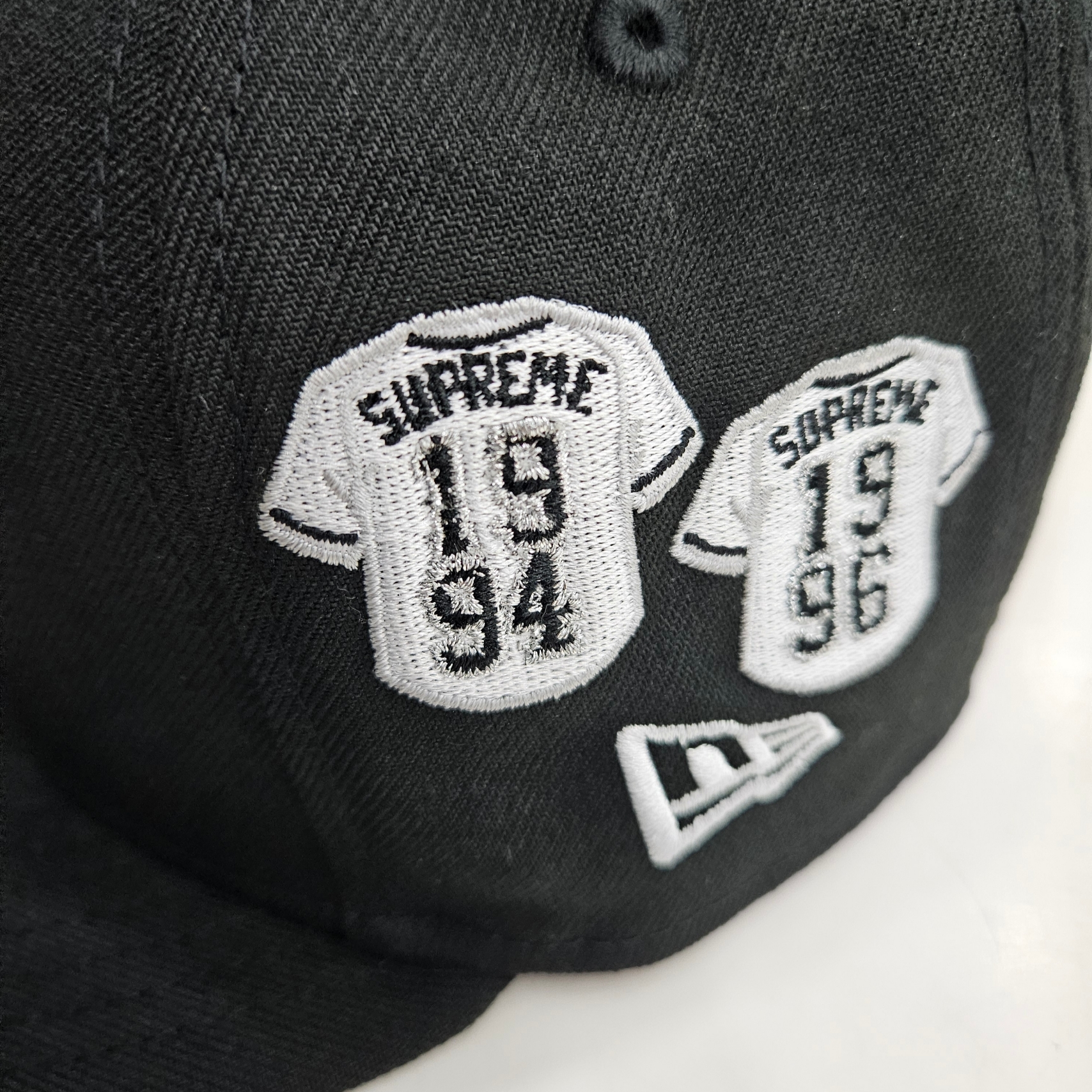 Supreme x New Era Jerseys Box Logo Black - 24FW, Supreme Hanes Tagless T-Shirt White (3 Pack) 착용 스타일 - 4