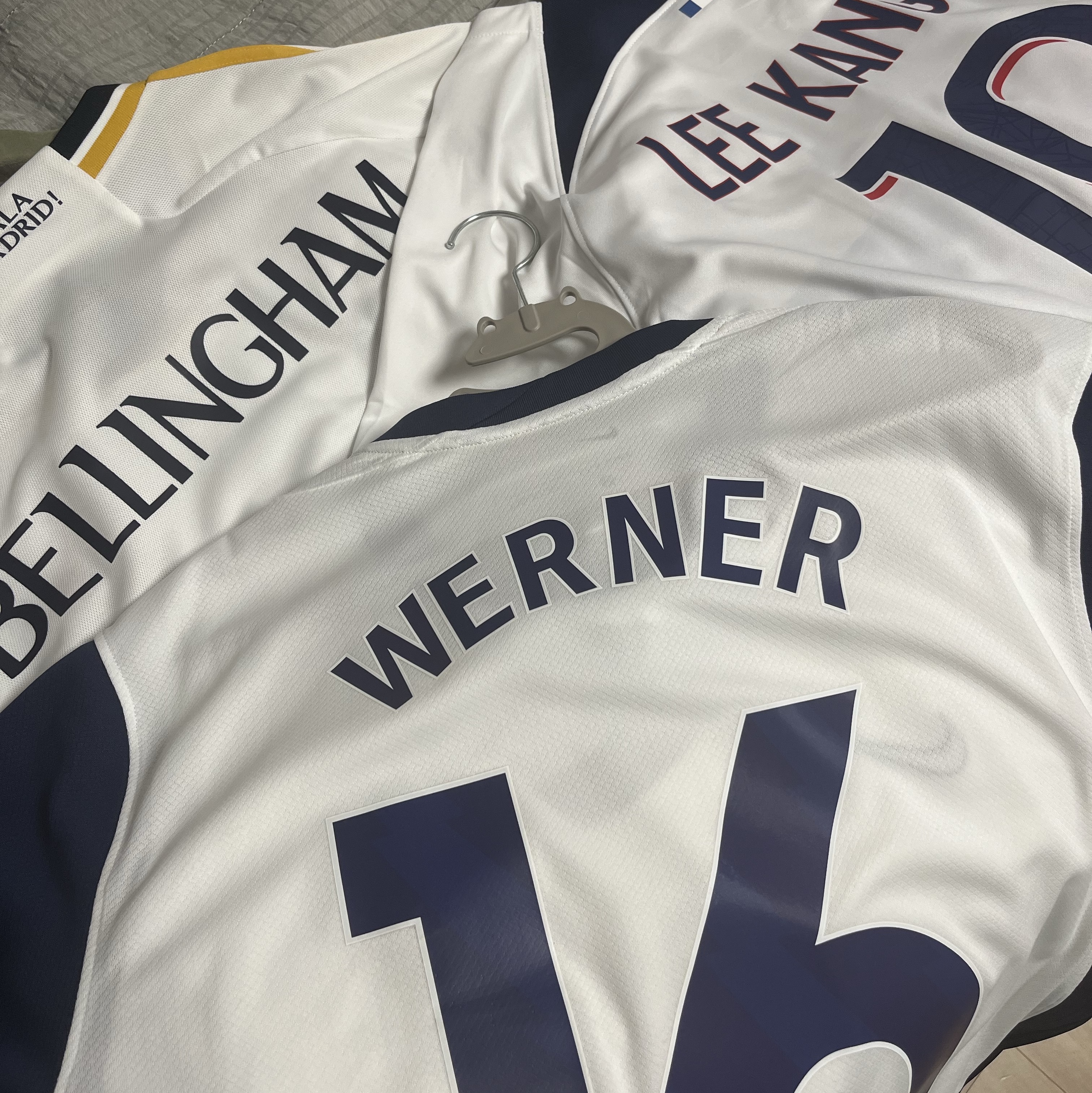 Adidas Real Madrid 2023/24 Home Jersey White - US Sizing (Non Marking Ver.), Nike Paris Saint-Germain 2023/24 Dri-Fit Stadium Away Jersey White Midnight Navy (Non Marking Ver.) 착용 스타일 - 2