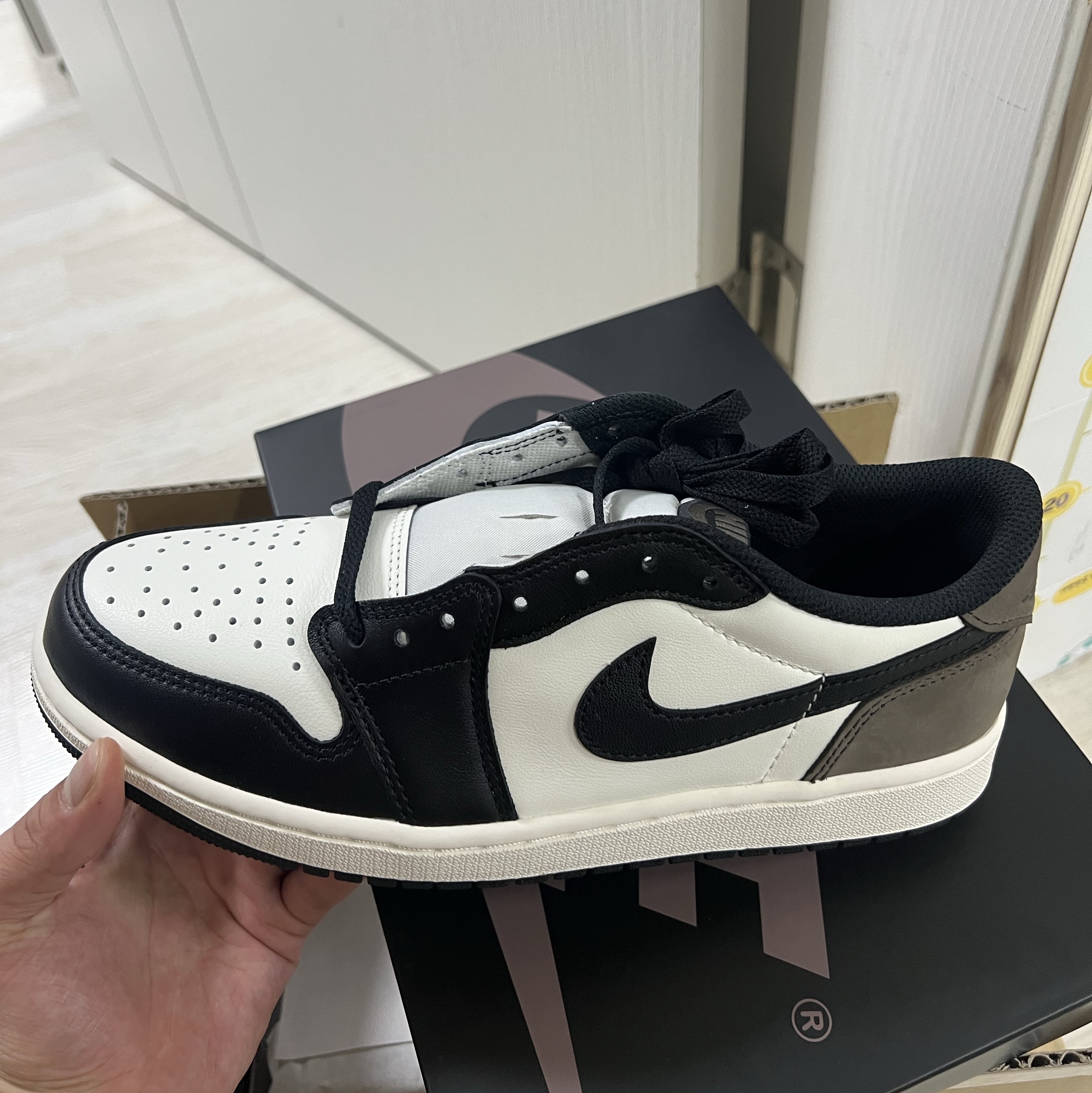 Jordan 1 Retro Low OG Mocha 착용 스타일 - 3