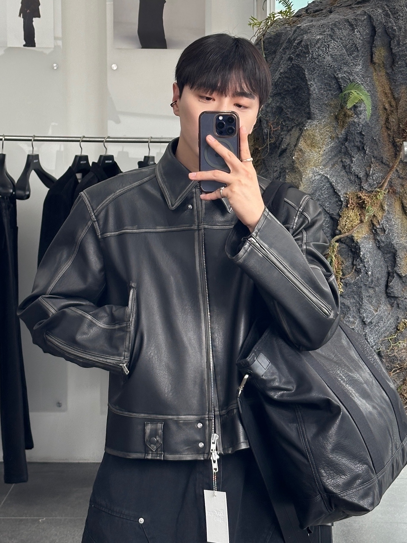 Haleine 3D Distressed Faux Leahter Jacket Black (VJ301), Haleine 3D Distressed Faux Leather Jacket Brown (VJ302) 착용 스타일 - 2