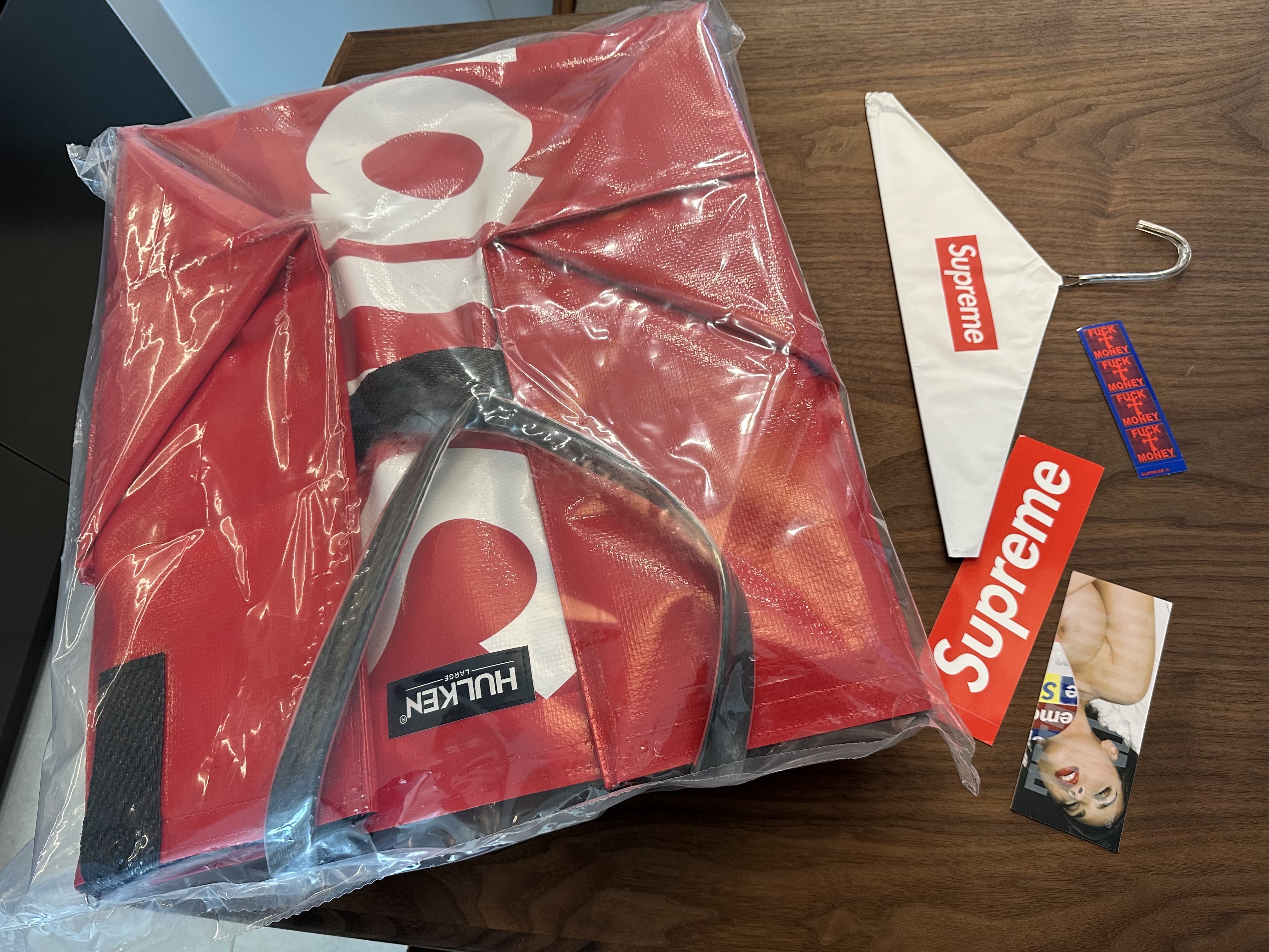 Supreme x Hulken Rolling Tote Bag Red - 24FW 착용 스타일 - 7