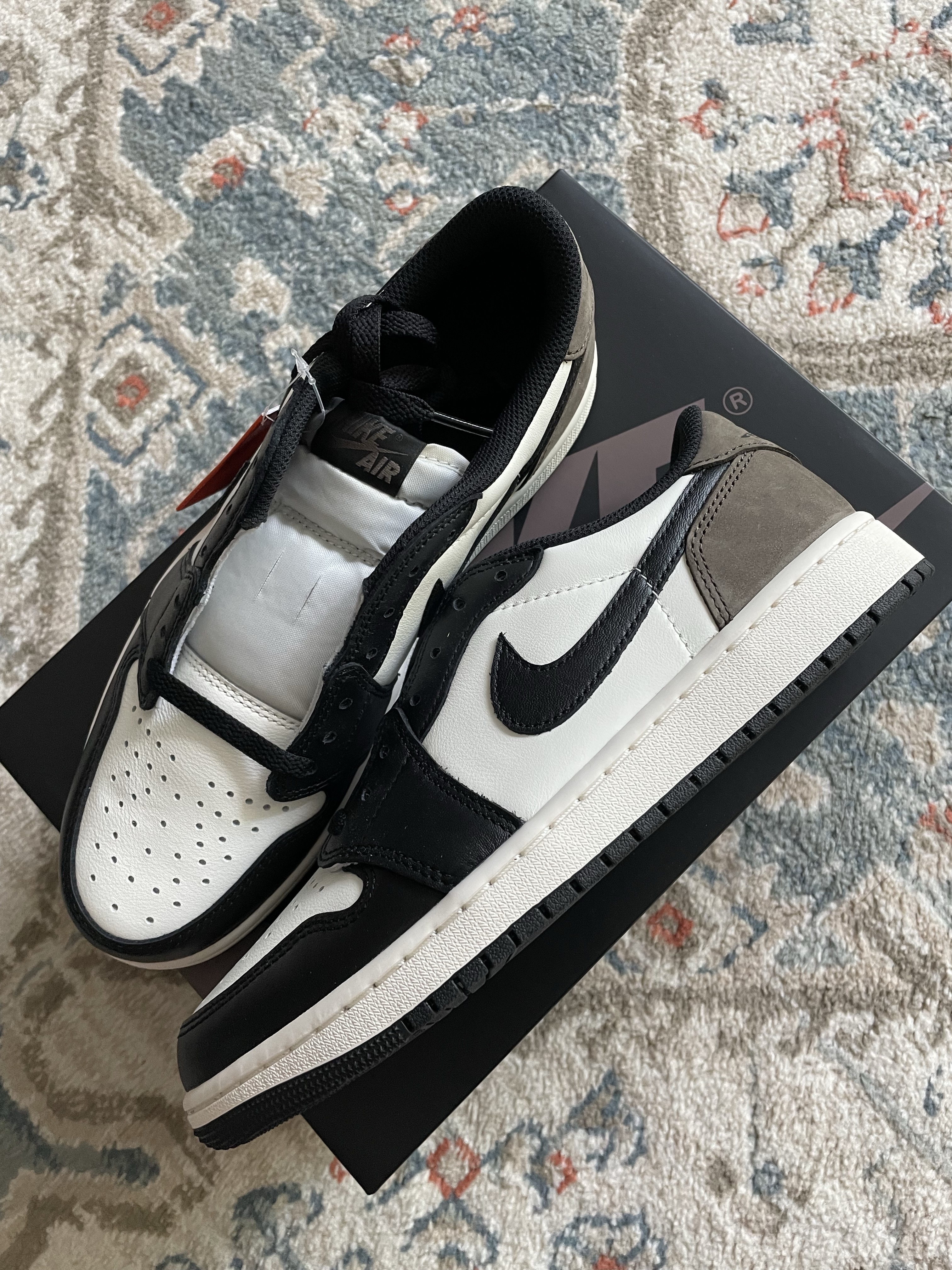 Jordan 1 Retro Low OG Mocha 착용 스타일 - 1