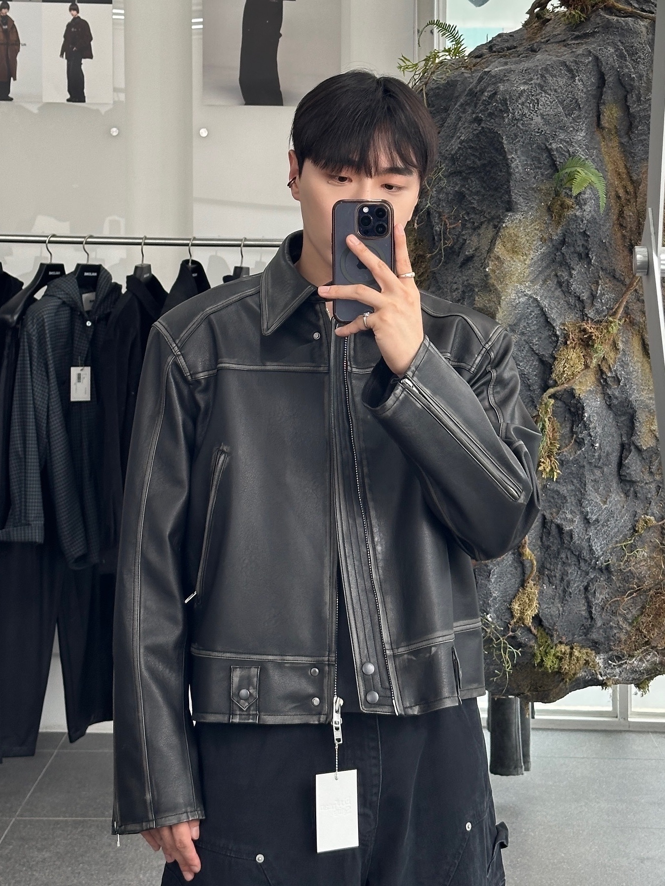 Haleine 3D Distressed Faux Leahter Jacket Black (VJ301), Haleine 3D Distressed Faux Leather Jacket Brown (VJ302) 착용 스타일 - 1