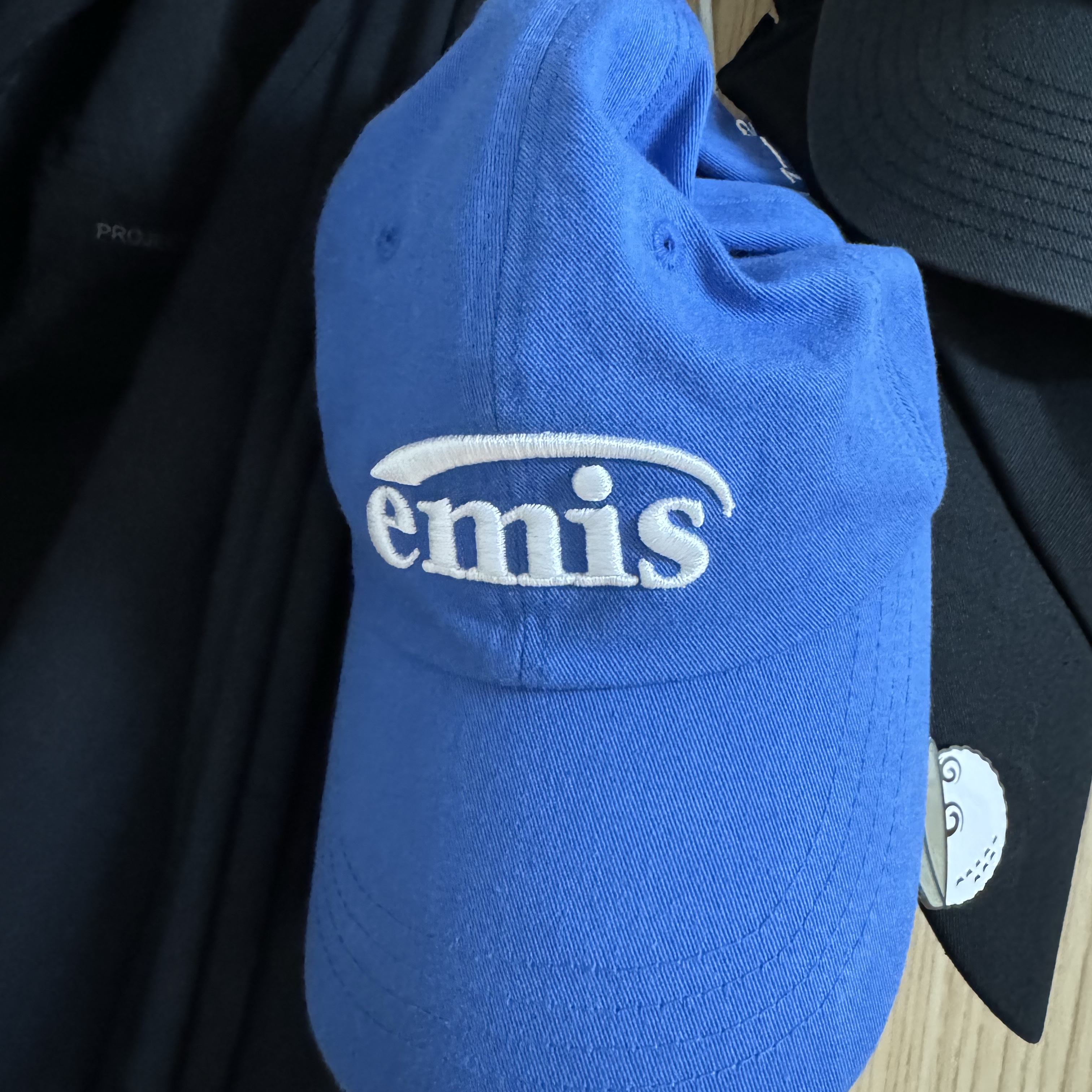 Emis New Logo Ball Cap Blue 착용 스타일