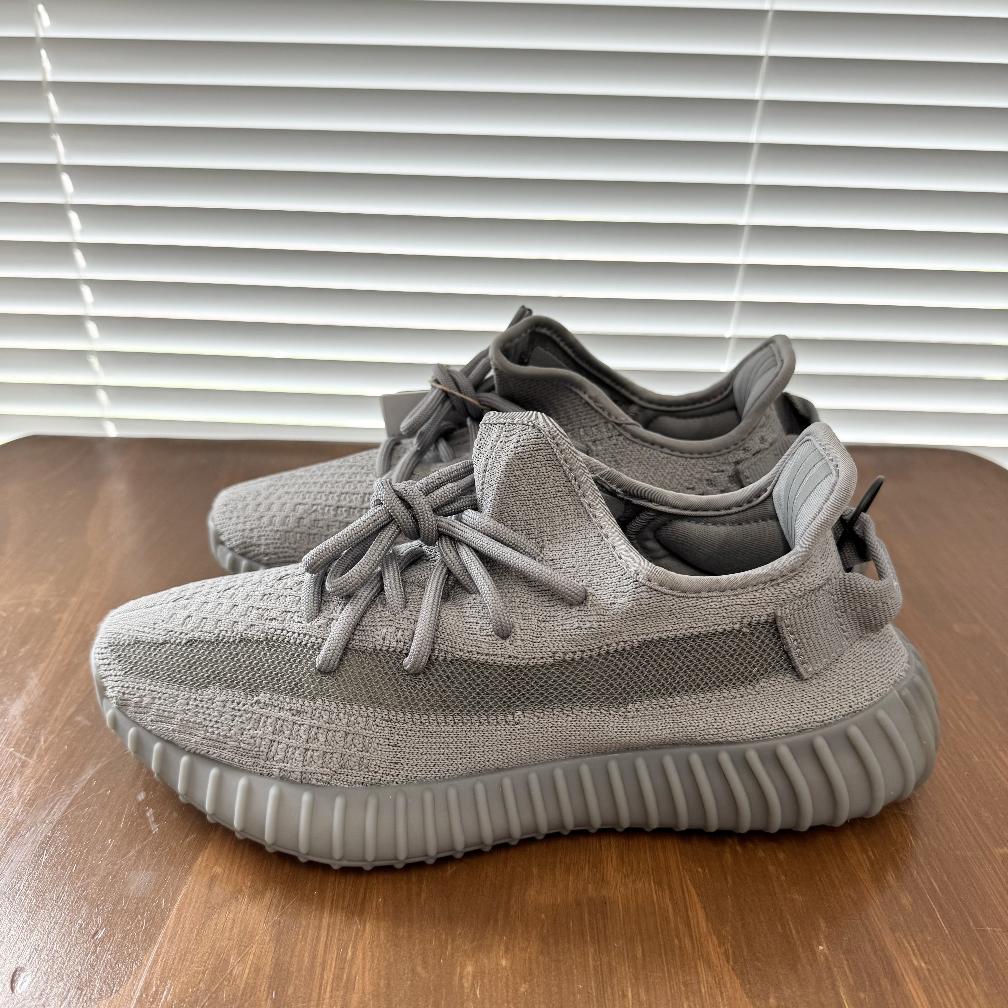 Adidas Yeezy Boost 350 V2 Steel Grey 착용 스타일 - 2