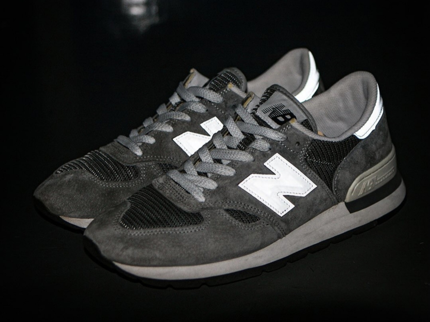 New Balance 990v1 Made in USA Grey White 착용 스타일 - 1