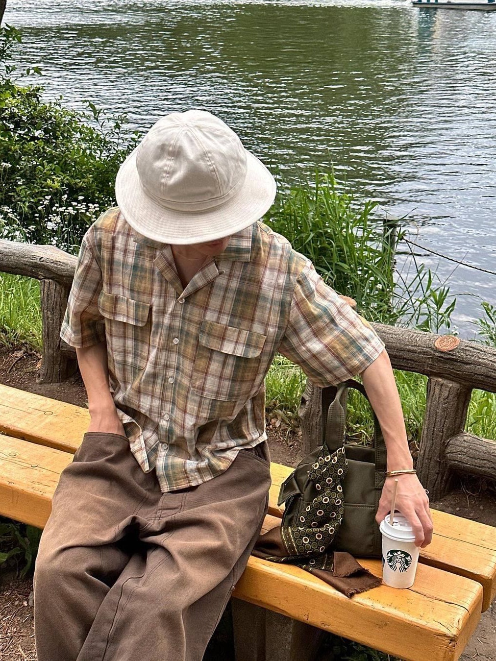 Jacquemus Le Bob Artichaut Bucket Hat Black, AMI de Coeur Bucket Hat With String Light Beige 착용 스타일 - 5