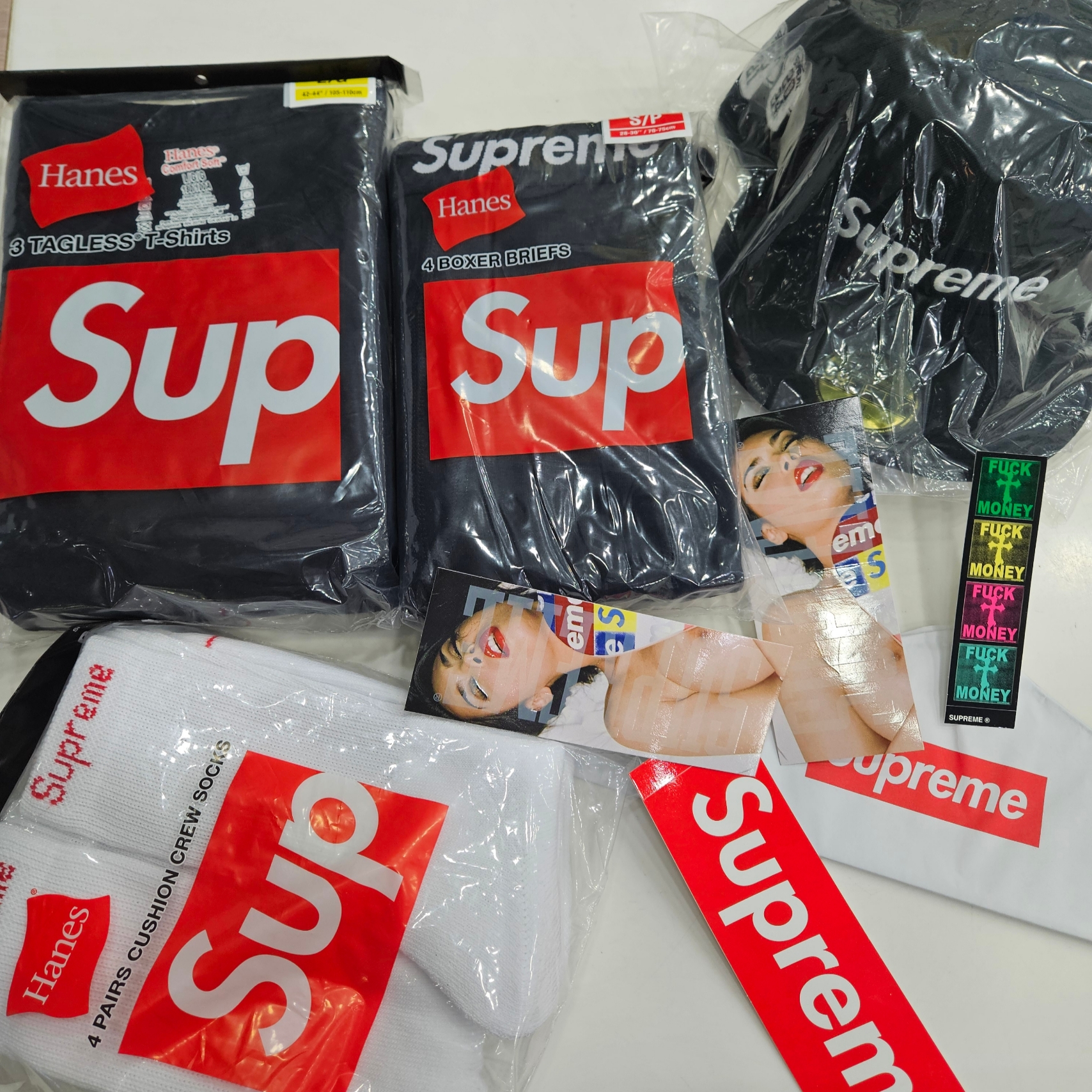 Supreme x New Era Jerseys Box Logo Black - 24FW, Supreme Hanes Tagless T-Shirt White (3 Pack) 착용 스타일 - 5