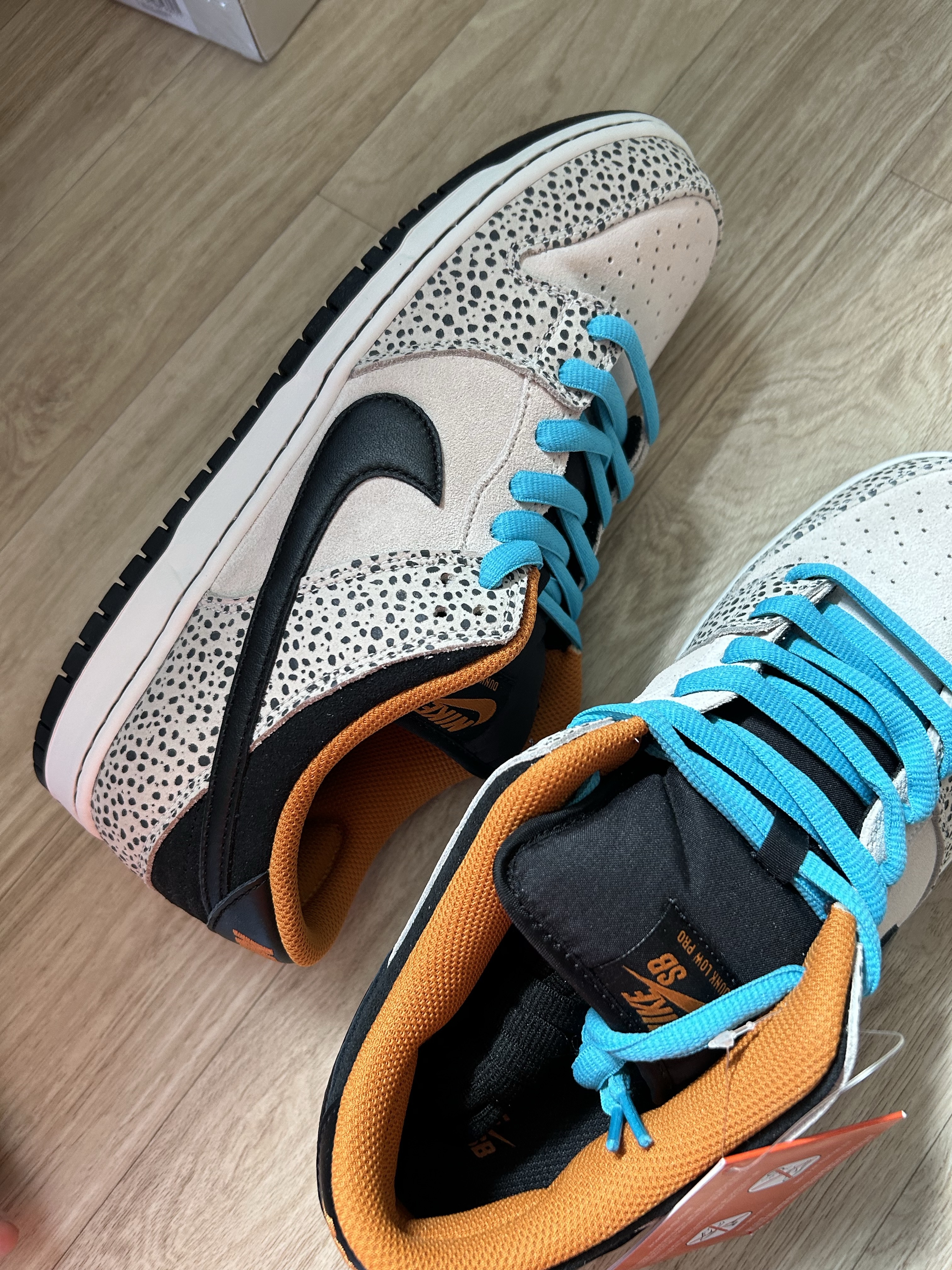 Nike SB Dunk Low Pro Electric Phantom and Black 착용 스타일