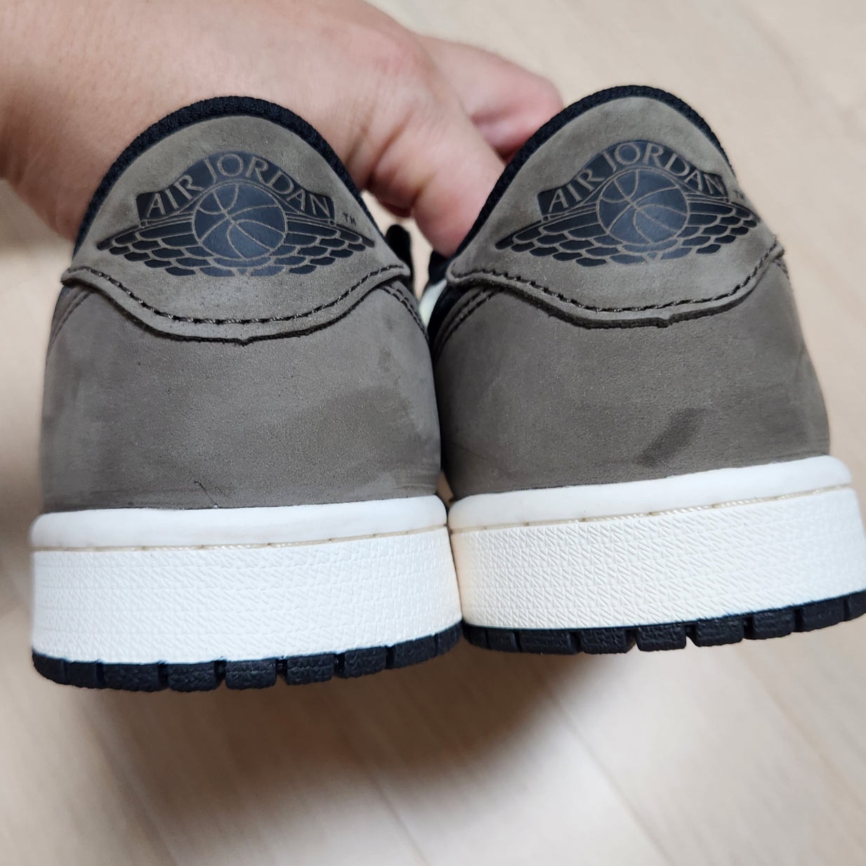 Jordan 1 Retro Low OG Mocha 착용 스타일 - 3