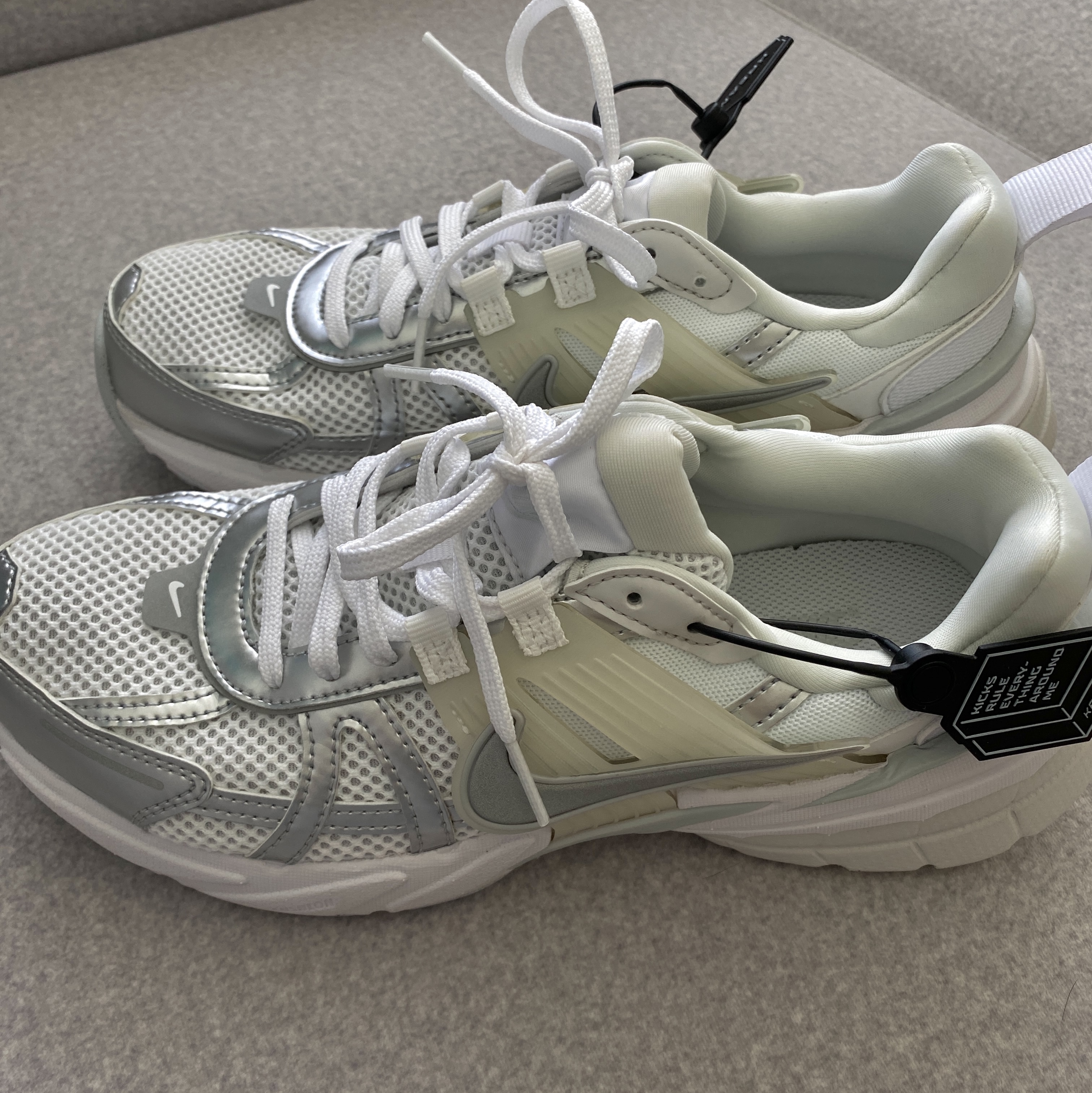 Nike V2K Run Metallic Silver White 착용 스타일 - 2