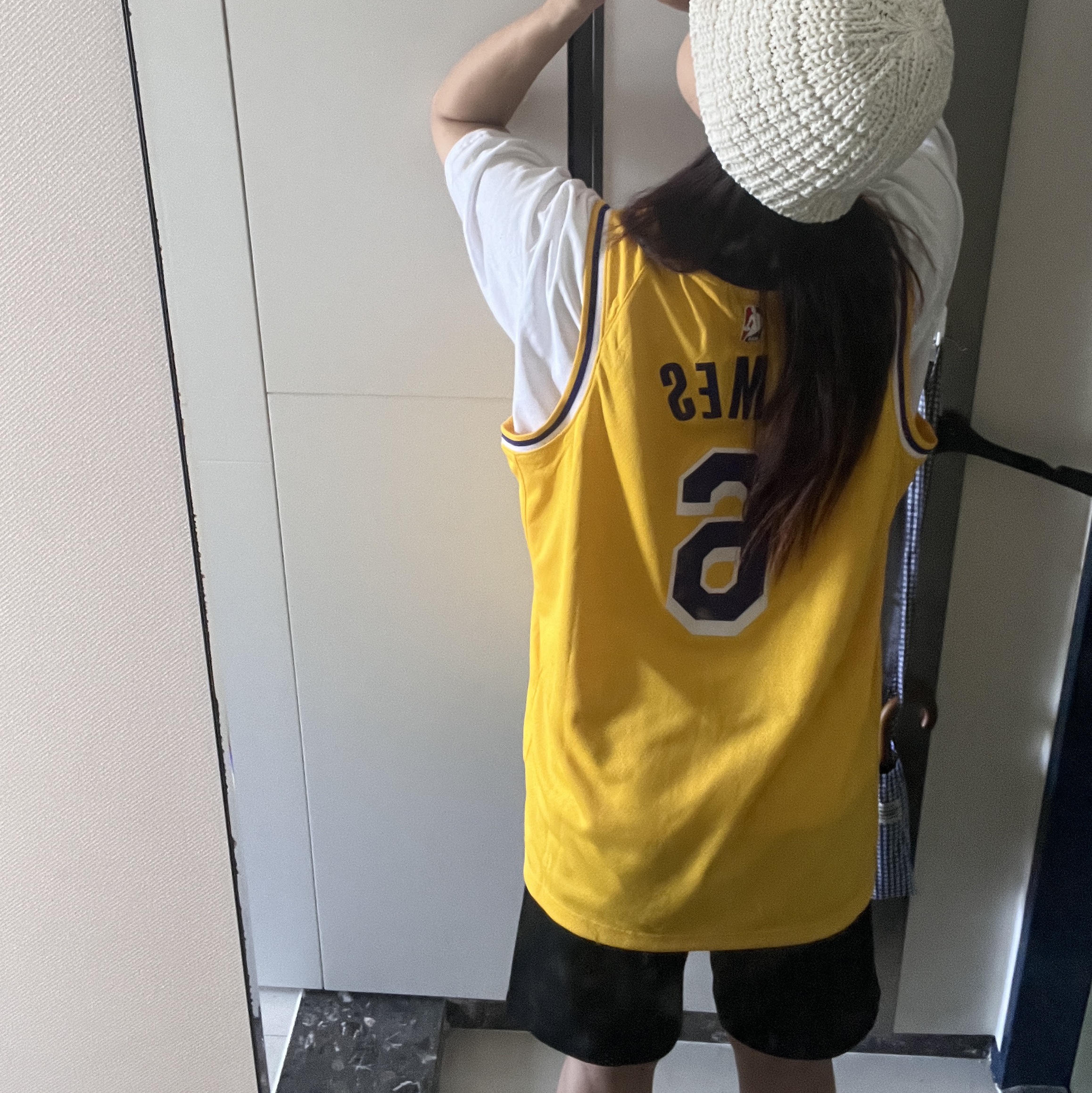 Nike LeBron James LA Lakers Icon Edition Jersey Amarillo 착용 스타일 - 2