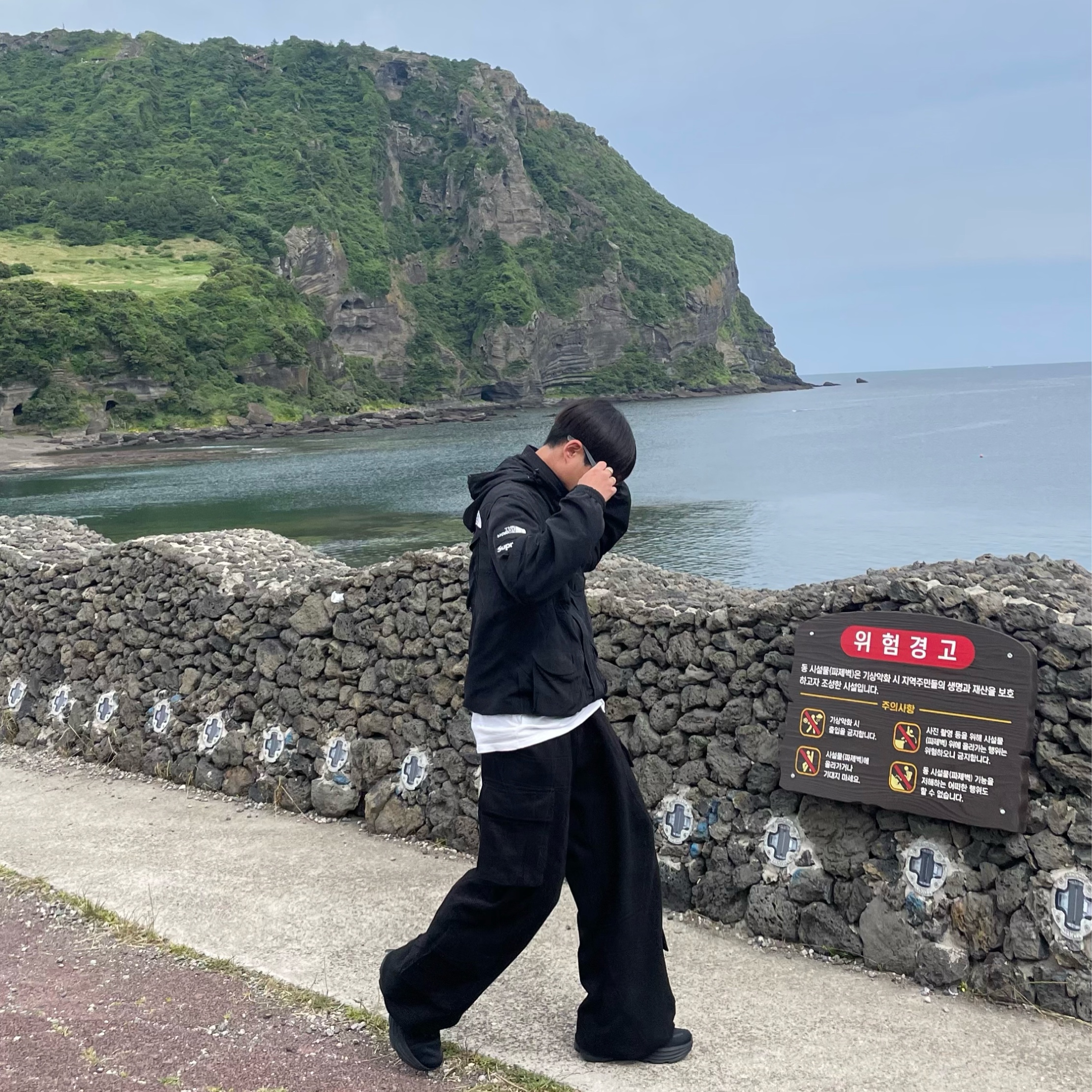 Hoka Bondi 8 Black - Wide, Supreme x The North Face Trekking Convertible Jacket Black - 22SS 착용 스타일