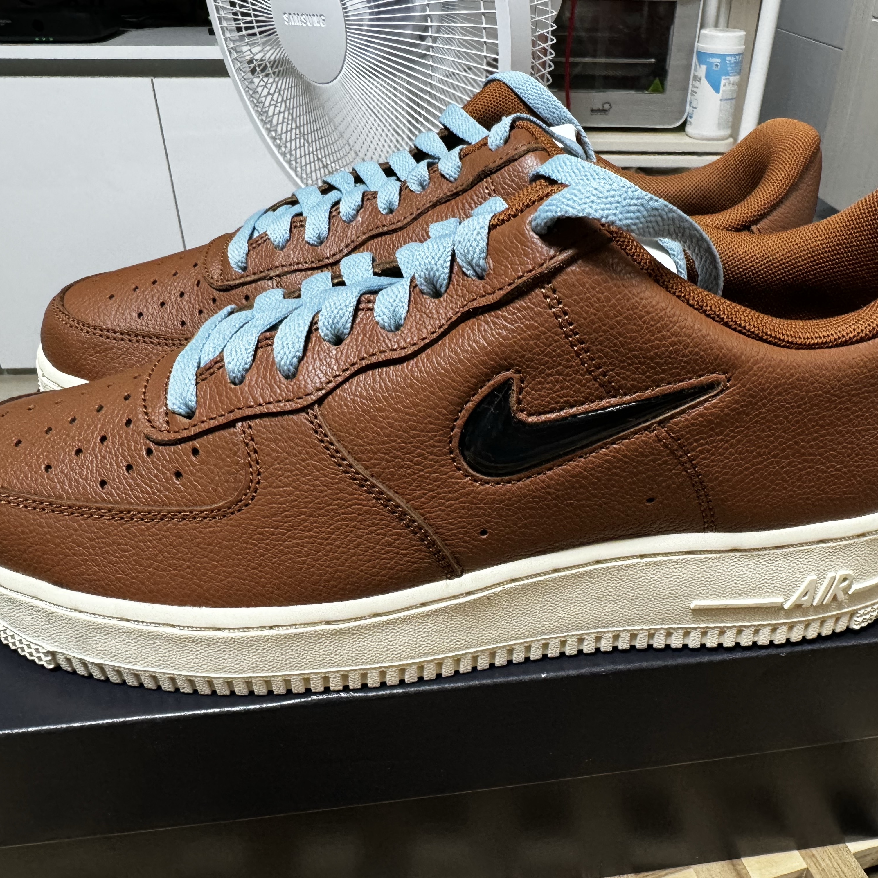 Nike Air Force 1 '07 PRM Vintage Pecan 착용 스타일 - 1