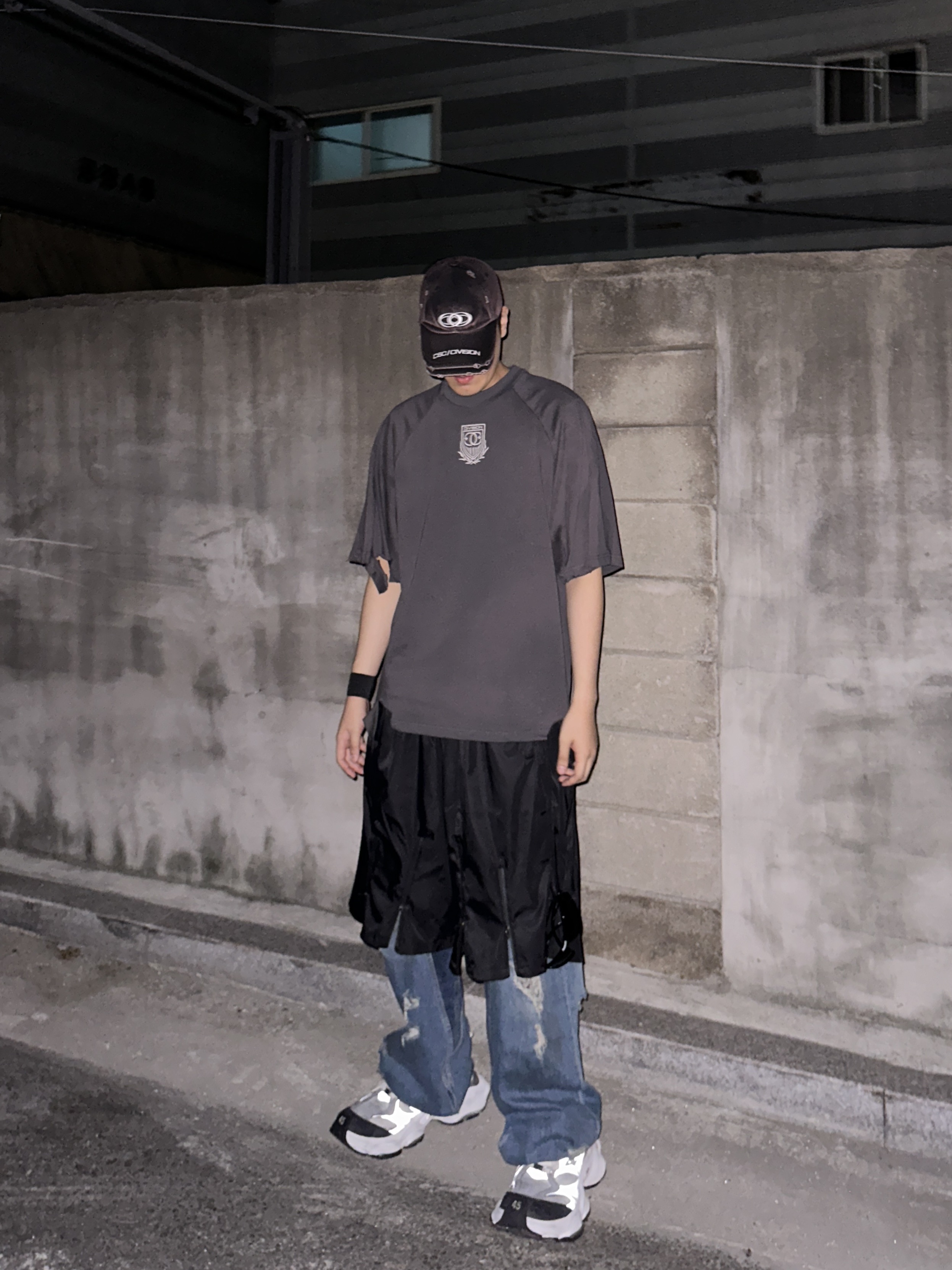 Civision by CSC Double Brim Cap Washed Black, Balenciaga Cargo Sneakers White Grey 착용 스타일 - 1