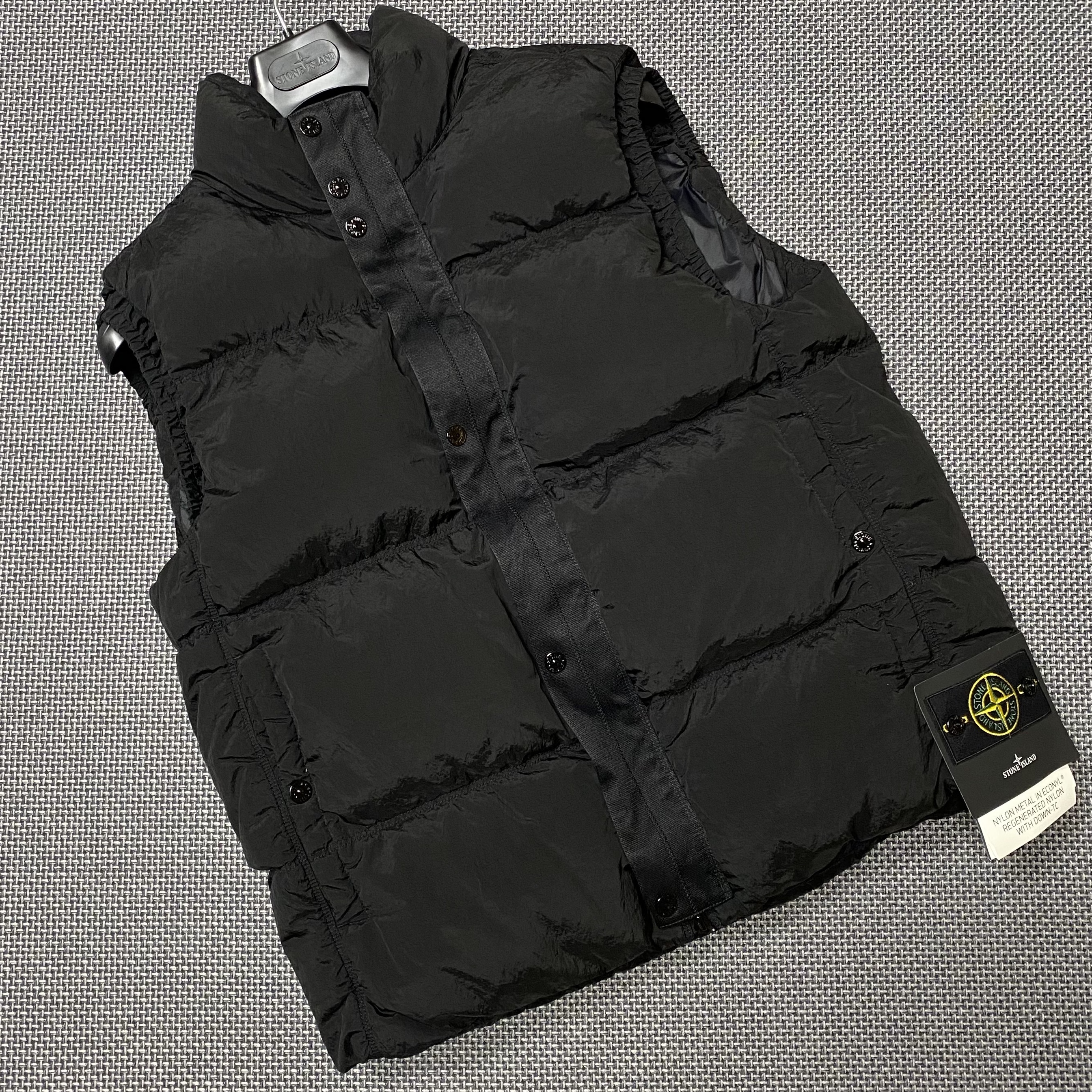 Stone Island G0419 Nylon Metal in Econyl Down Zip Vest with Anti Drop Black - 24FW 착용 스타일