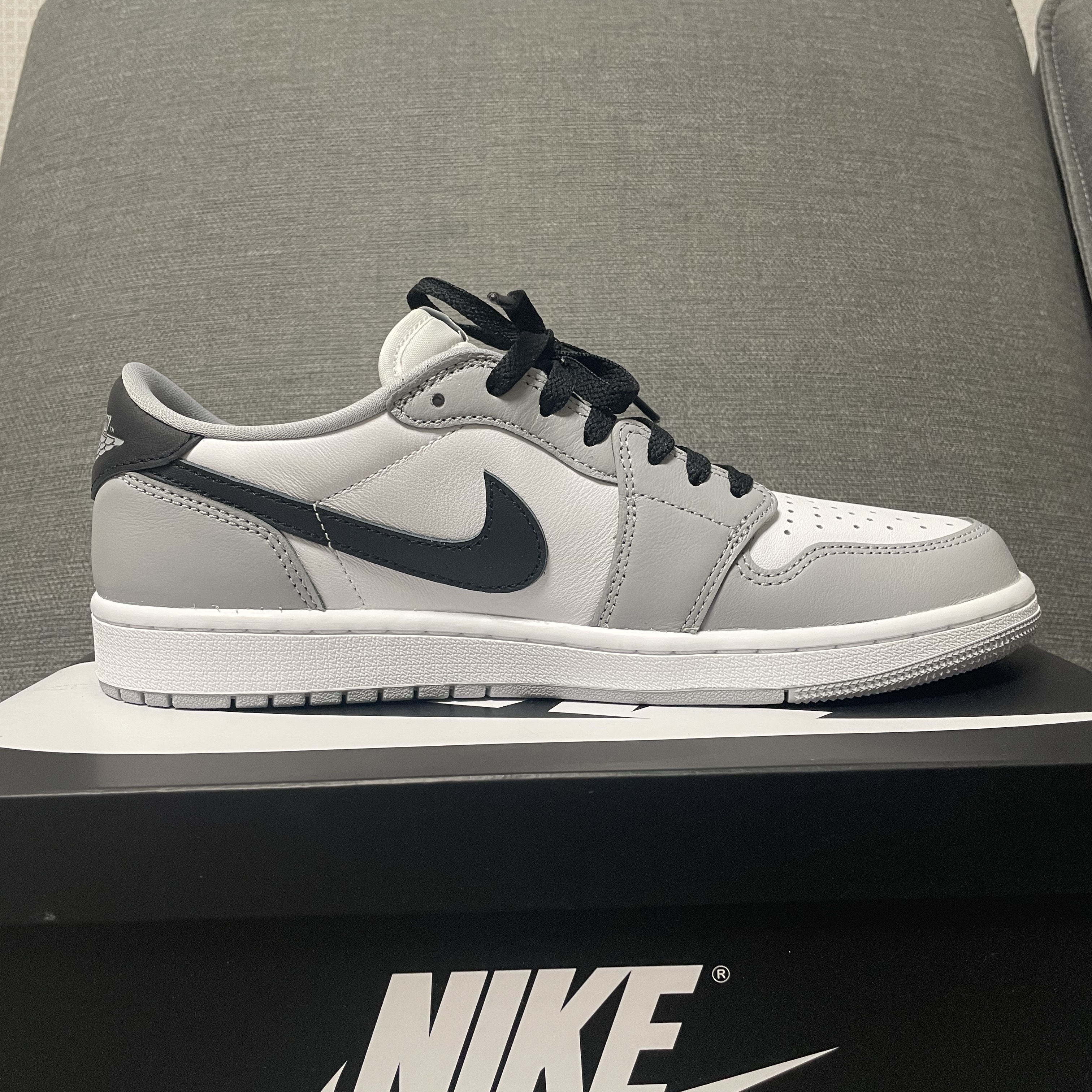 Jordan 1 Retro Low OG Wolf Grey and White 착용 스타일 - 3