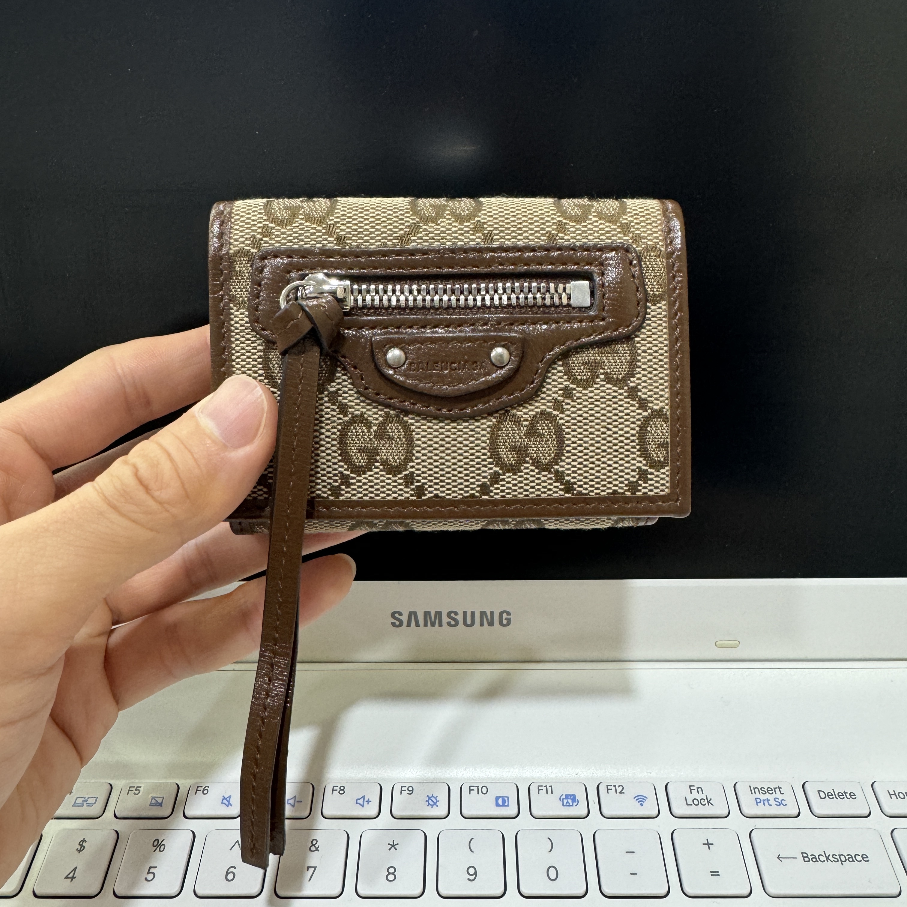 Gucci x Balenciaga The Hacker Project Neo Classic Wallet Beige Ebony 착용 스타일