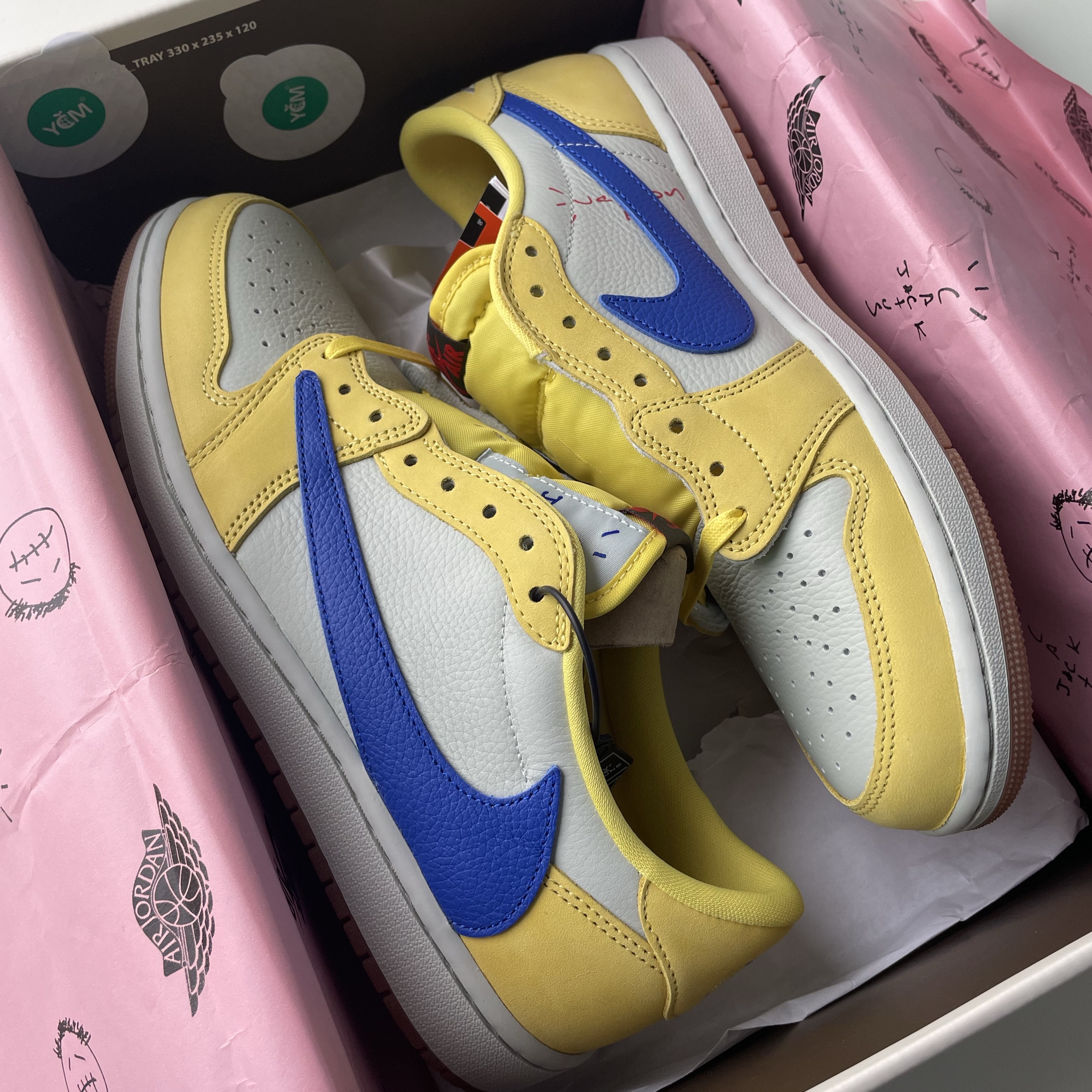 (W) Jordan 1 x Travis Scott Retro Low OG SP Canary 착용 스타일