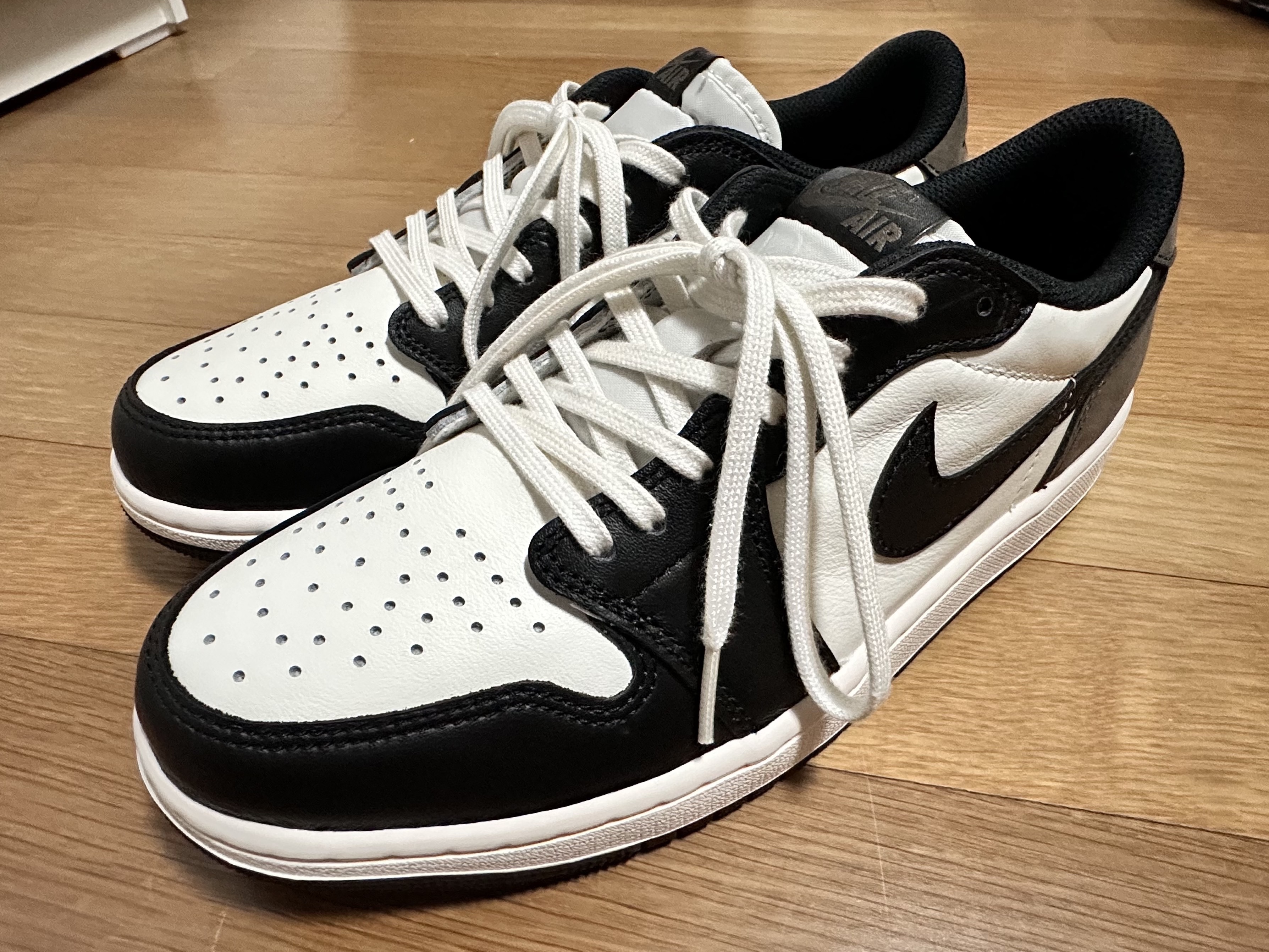 Jordan 1 Retro Low OG Mocha 착용 스타일 - 2