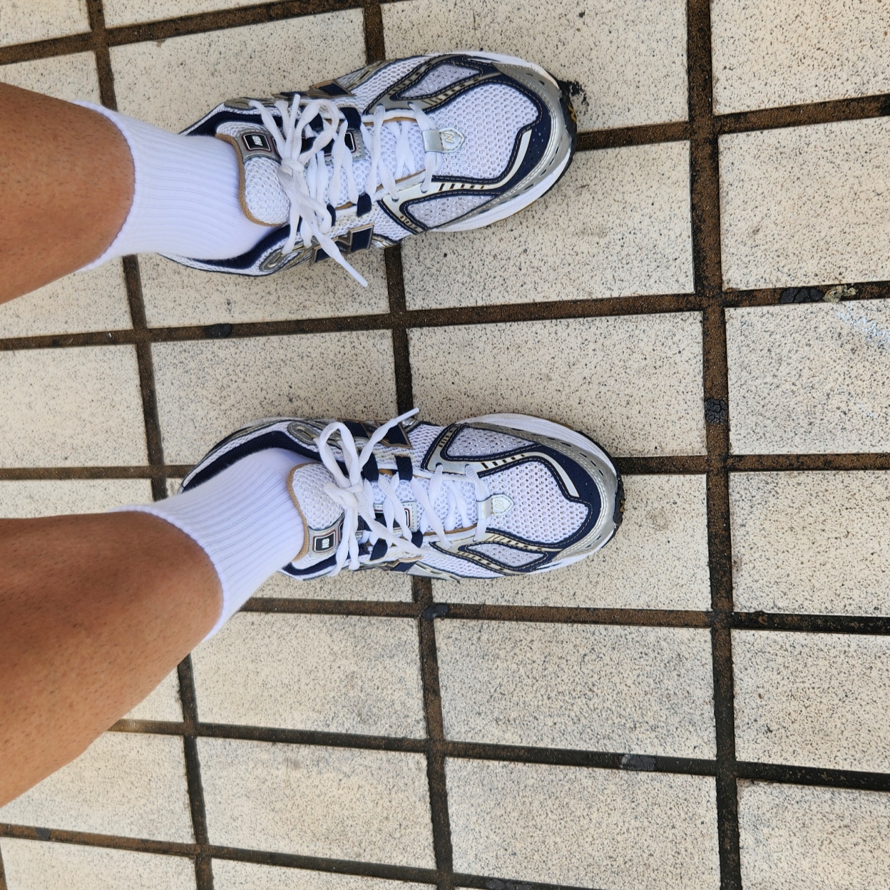 New Balance 1906R White Navy Gold 착용 스타일