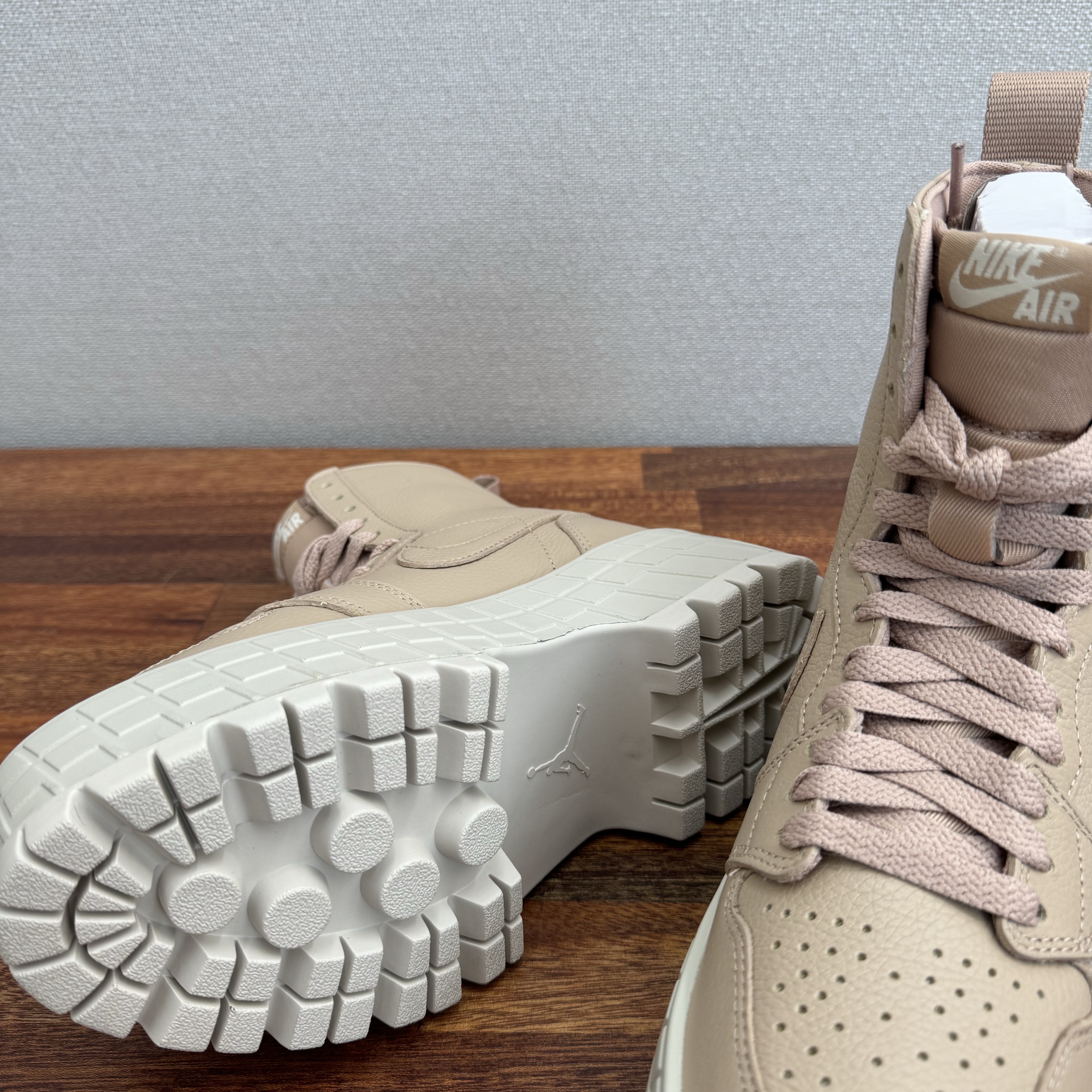 (W) Jordan 1 Brooklyn Legend Medium Brown 착용 스타일 - 4