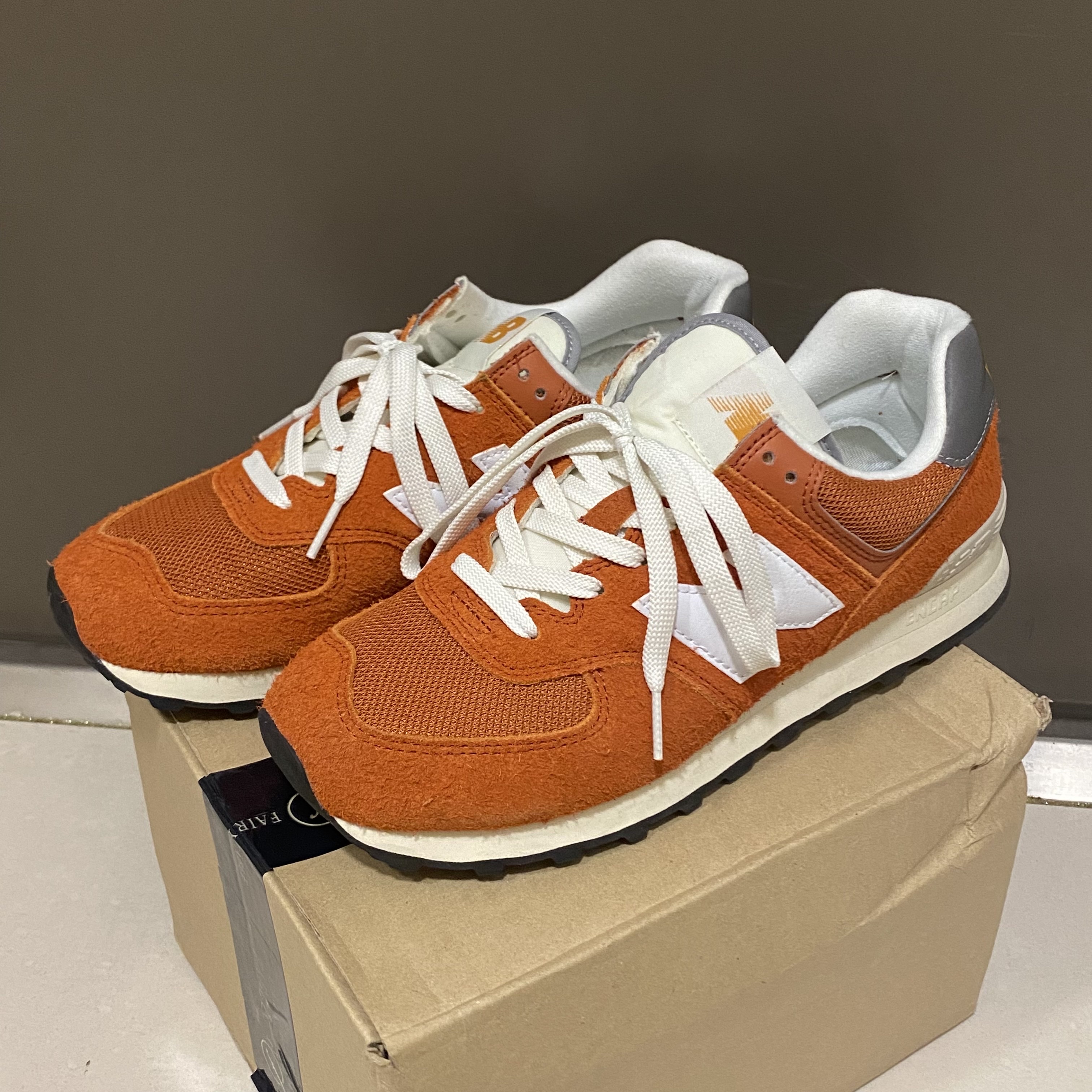New Balance 574 Heritage Orange Burst White 착용 스타일