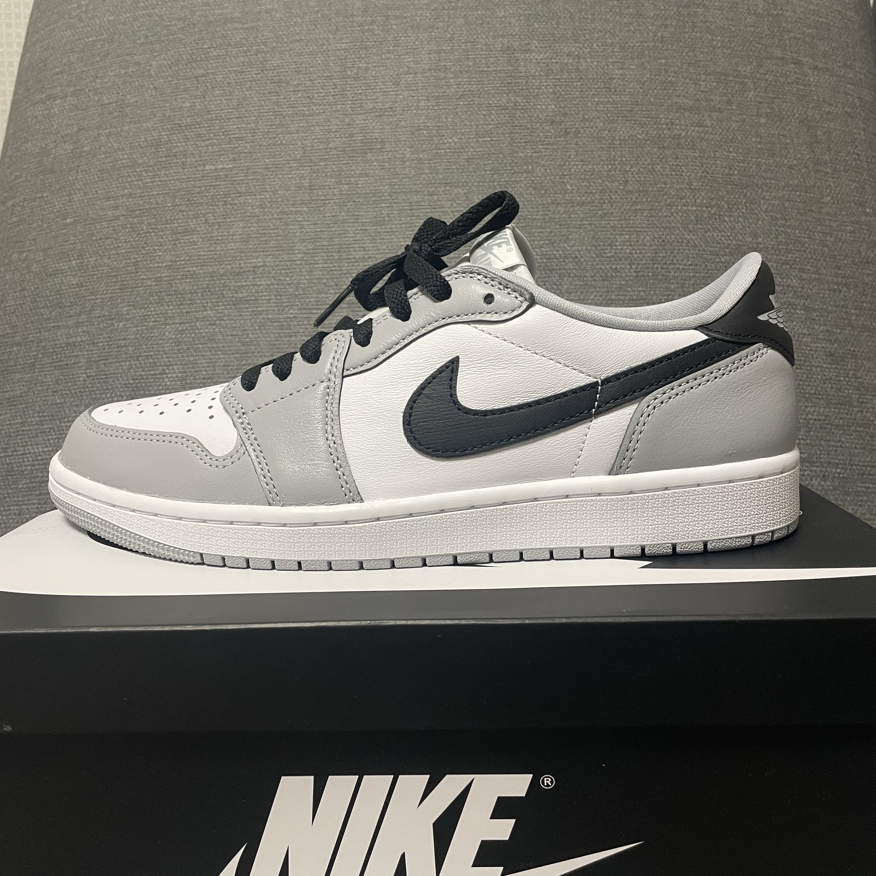 Jordan 1 Retro Low OG Wolf Grey and White 착용 스타일 - 1