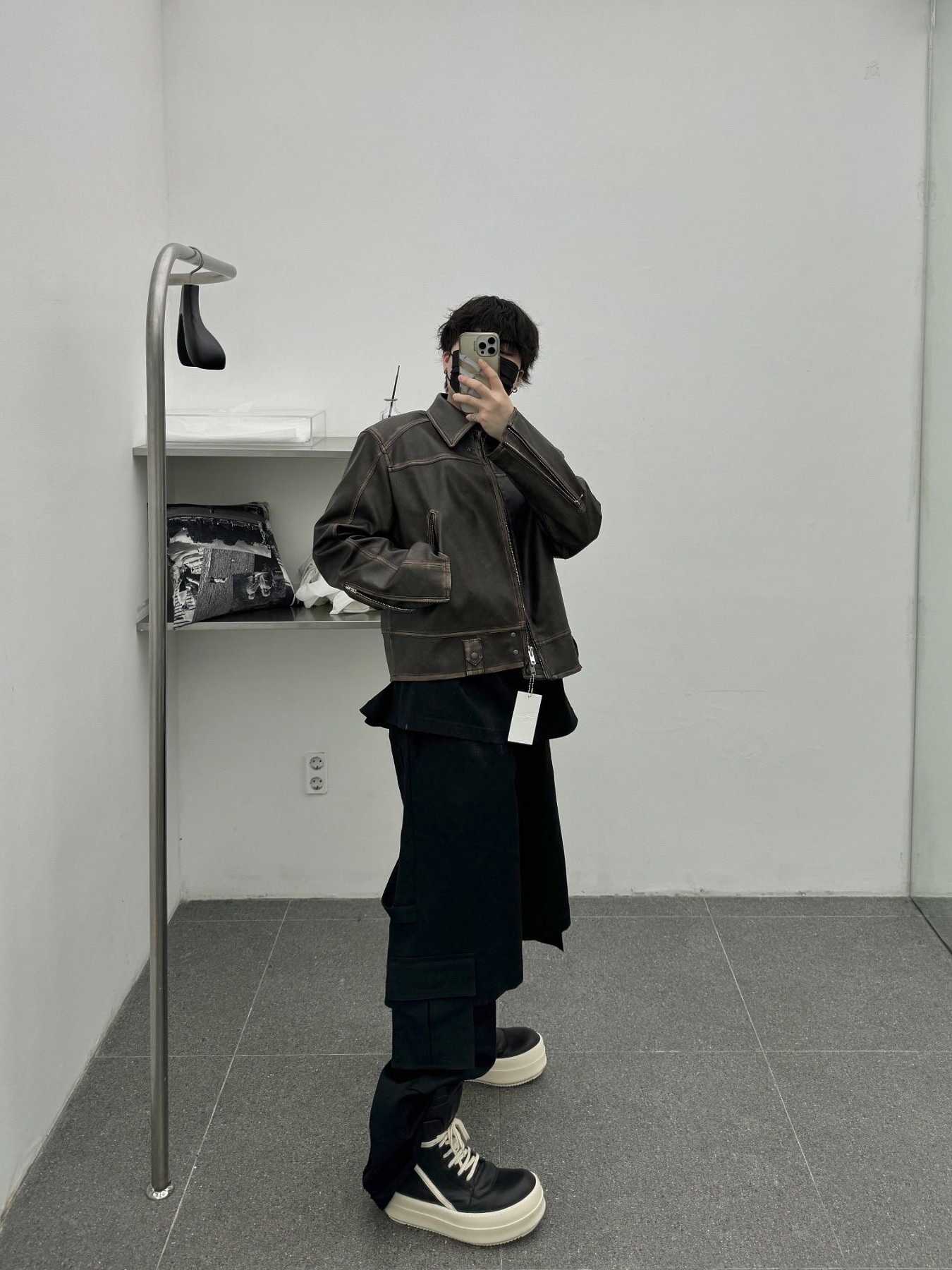 Haleine 3D Distressed Faux Leahter Jacket Black (VJ301), Haleine 3D Distressed Faux Leather Jacket Brown (VJ302) 착용 스타일
