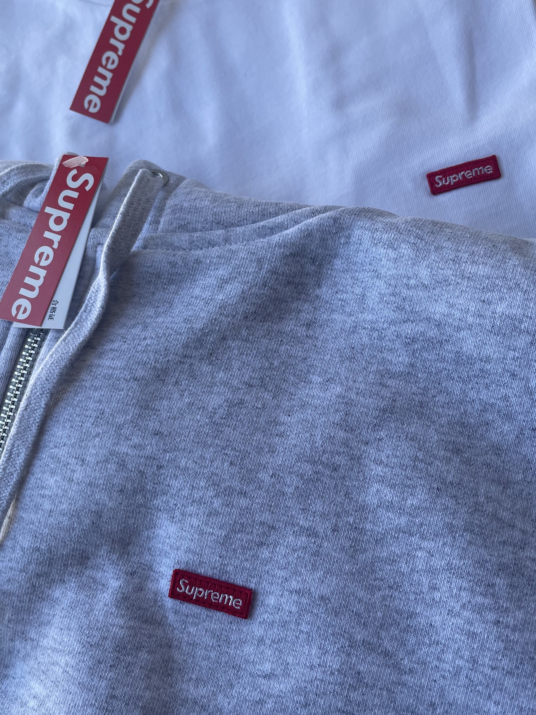 Supreme Small Box Zip Up Hooded Sweatshirt Ash Grey - 24FW, Supreme Small Box T-Shirt White - 24FW 착용 스타일