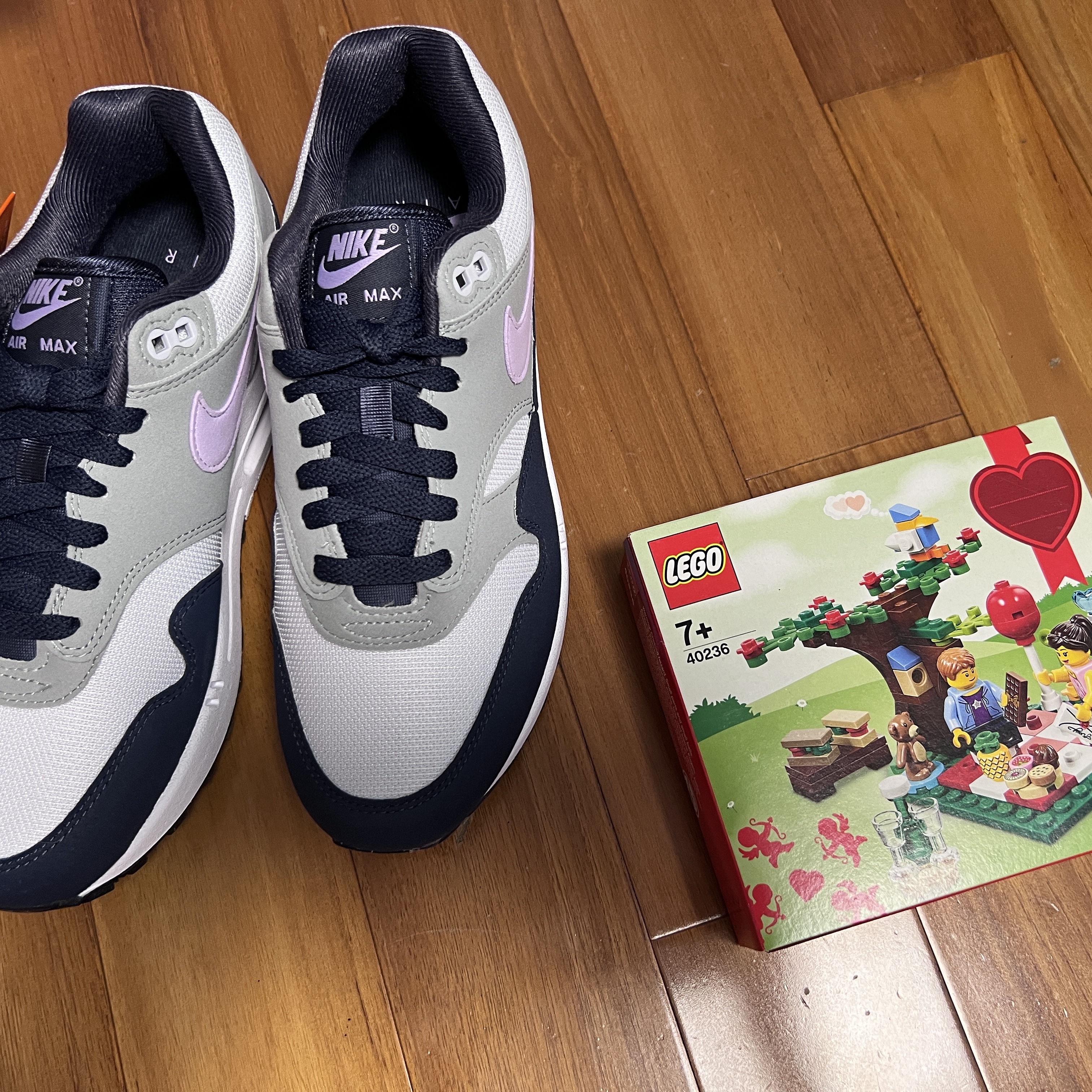 Nike Air Max 1 Football Grey Lilac Bloom, Lego Romantic Valentine Picnic 착용 스타일