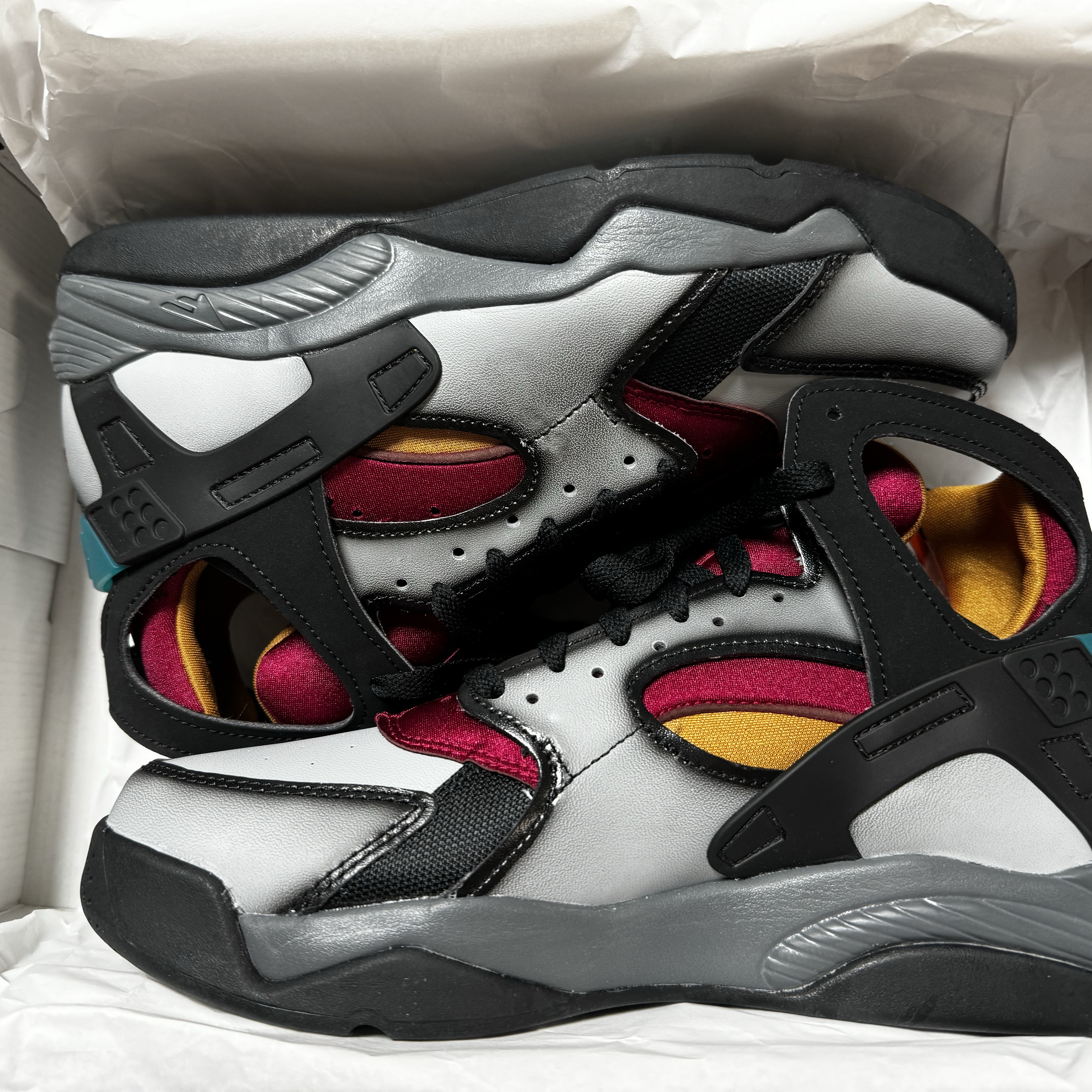 Nike Air Flight Huarache Light Smoke Grey and Noble Red 착용 스타일 - 2