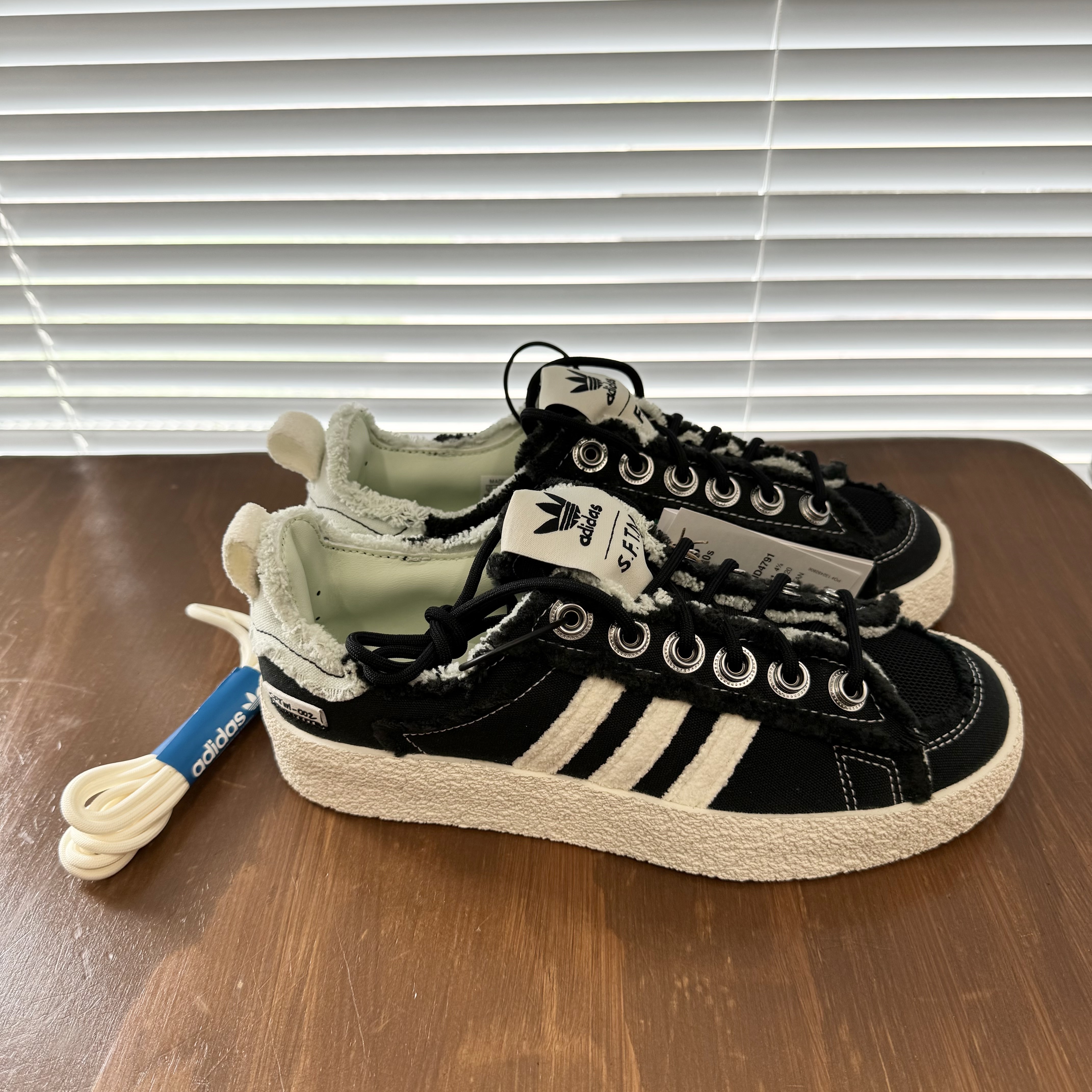 Adidas x Song for the Mute Campus 80s Core Black Cream White 착용 스타일 - 2