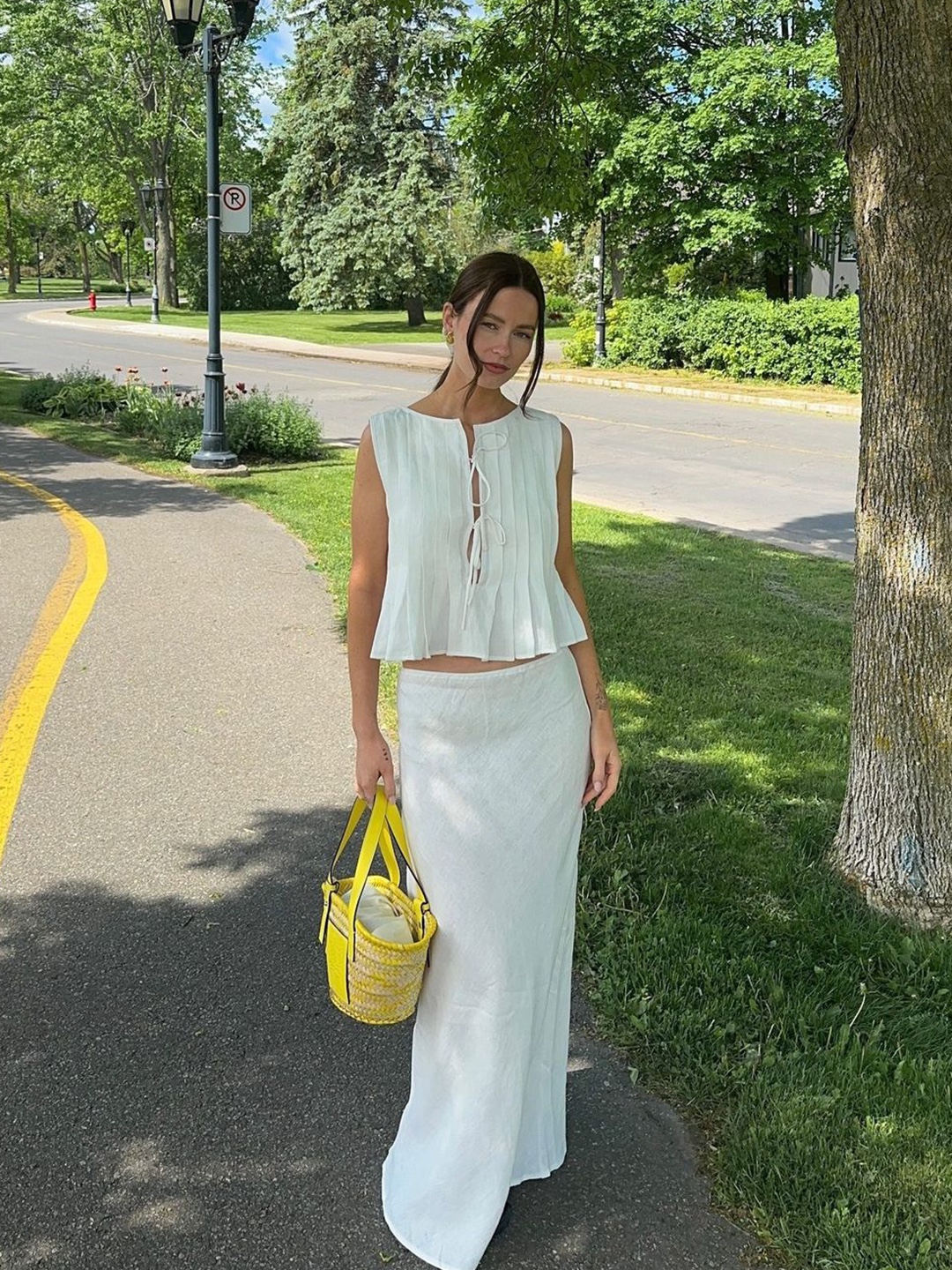 (W) COS Twist Detail Sleeveless Top White, Siyazu SIPT7078 Two-Tuck Nylon Slacks White 착용 스타일 - 4