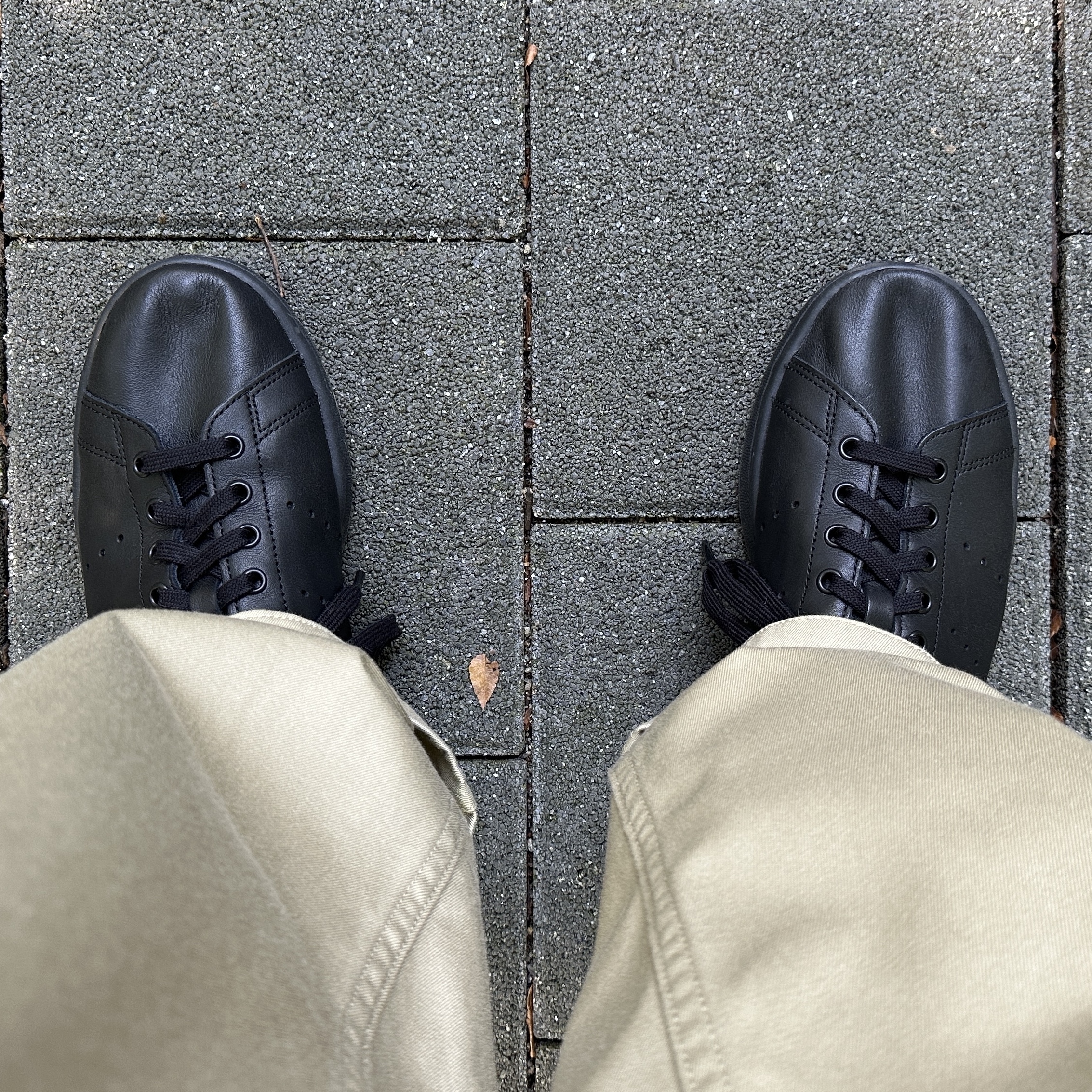 Adidas Stan Smith Decon Core Black, Nanamica Wide Chino Pants Khaki 착용 스타일 - 2