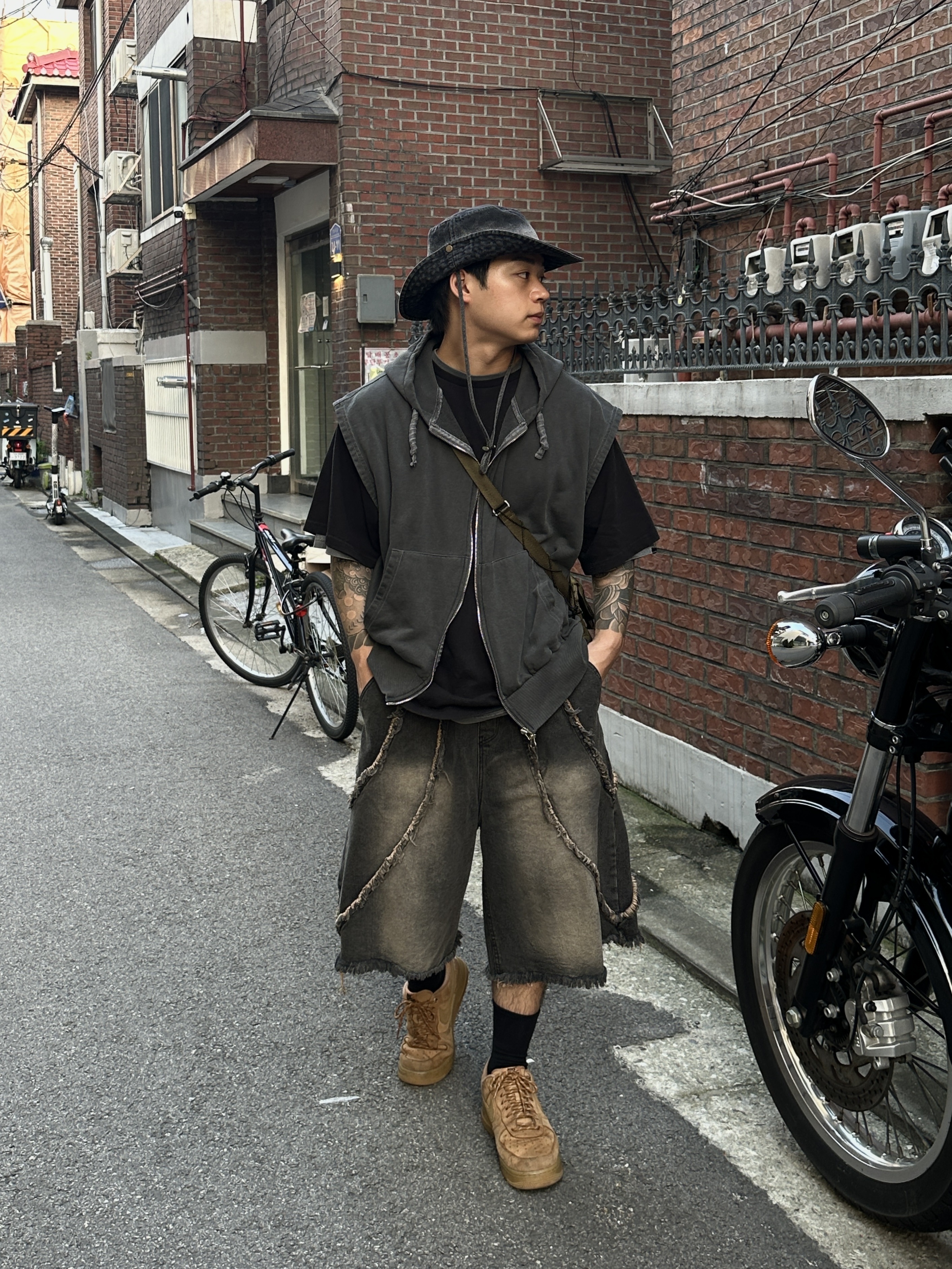 Nike Air Force 1 '07 WB Flax, Porter Frame Shoulder Bag Black 착용 스타일 - 1