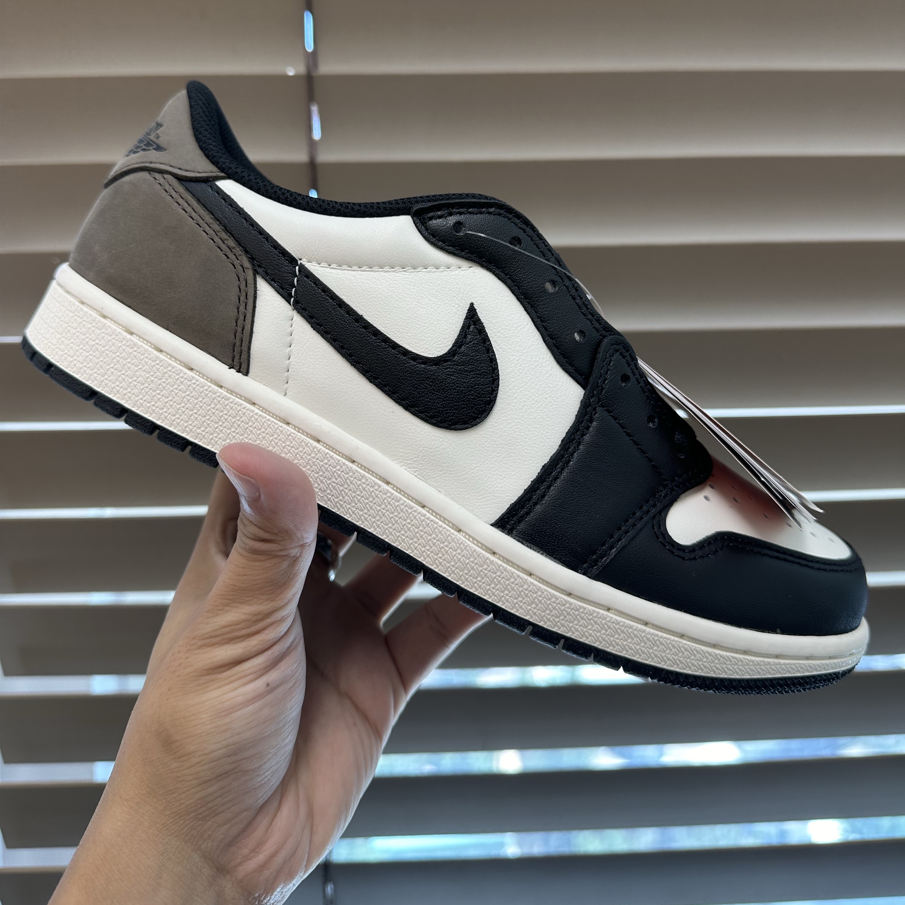 Jordan 1 Retro Low OG Mocha 착용 스타일