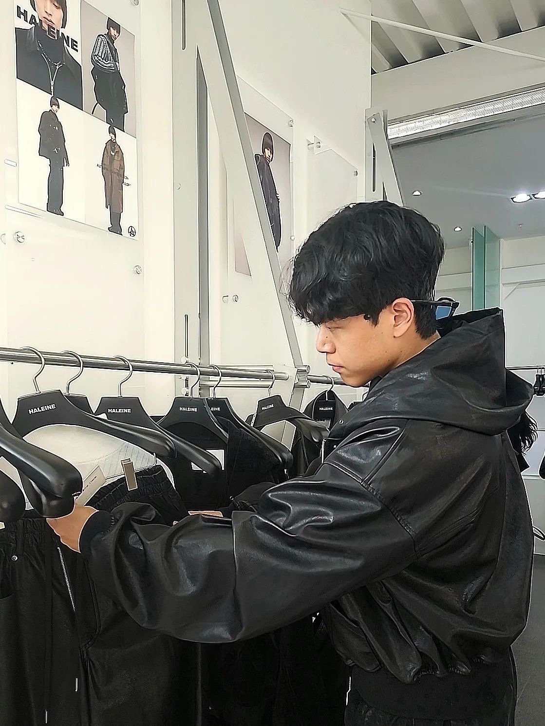Haleine Cropped Faux Leahter Zip Up Hoodie Brown (VT305), Haleine Cropped Faux Leahter Zip Up Hoodie Black (VT304) 착용 스타일