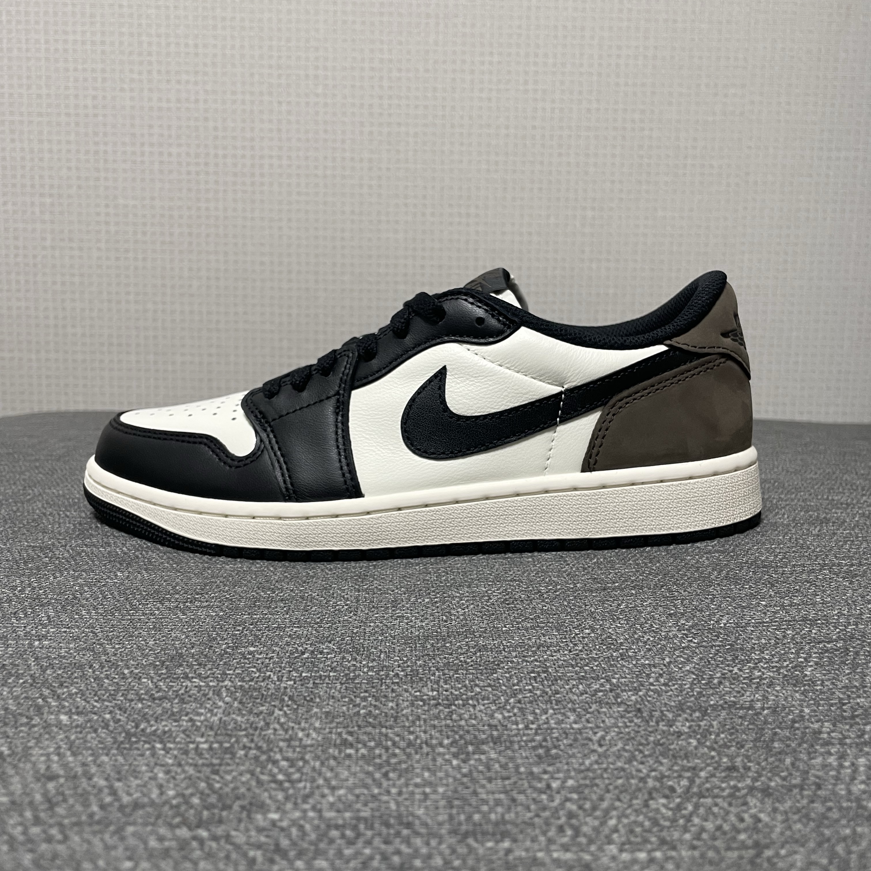 Jordan 1 Retro Low OG Mocha 착용 스타일 - 1
