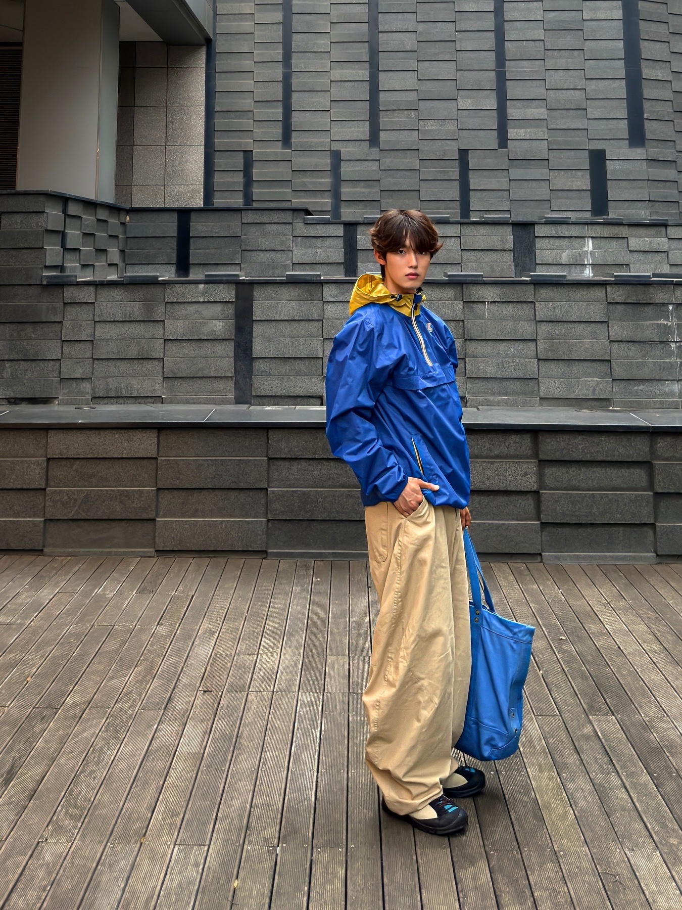 K-WAY Le Vrai Leon Anorak Black, K-WAY Le Vrai Leon Anorak Light Grey 착용 스타일 - 2