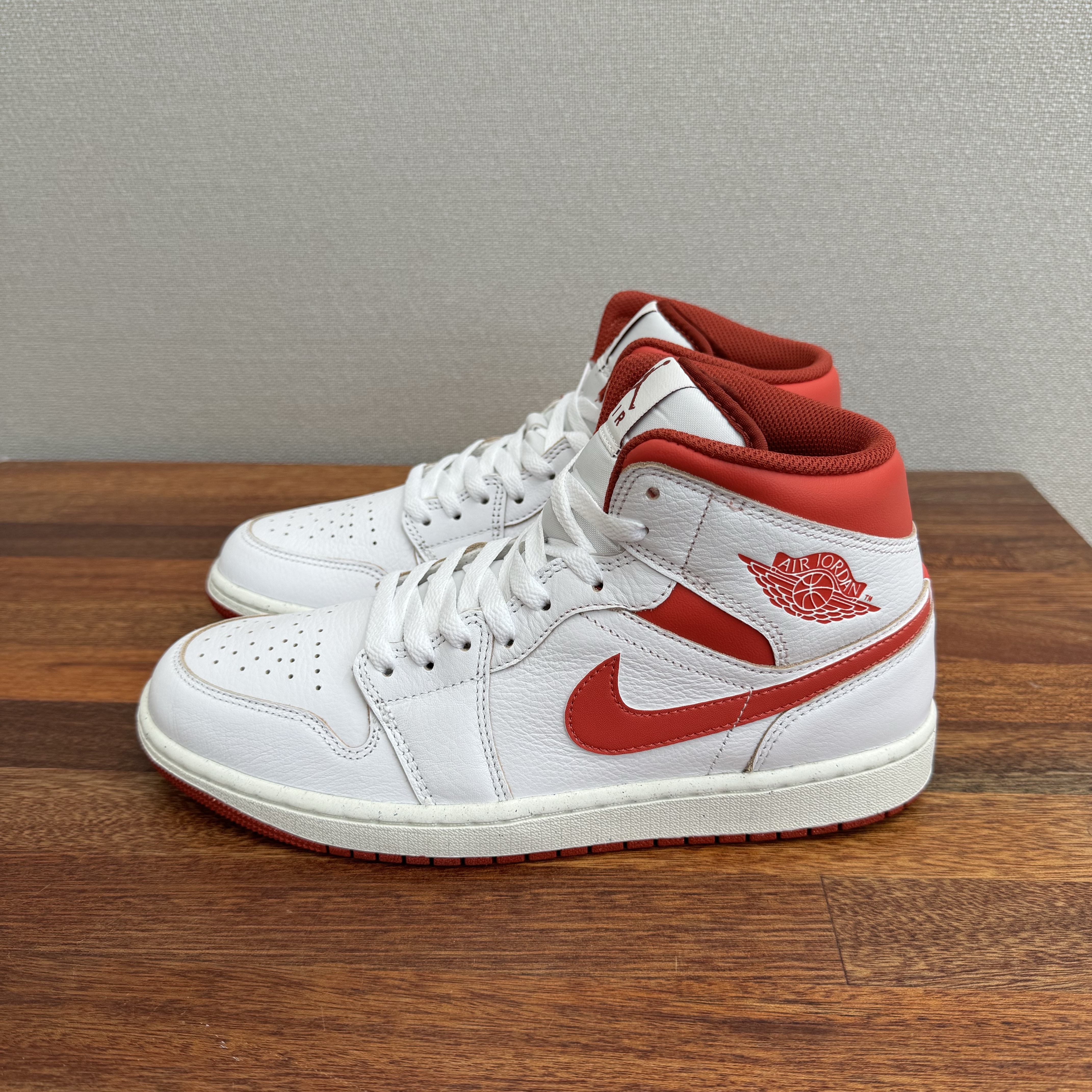 Jordan 1 Mid SE White Dune Red 착용 스타일 - 1