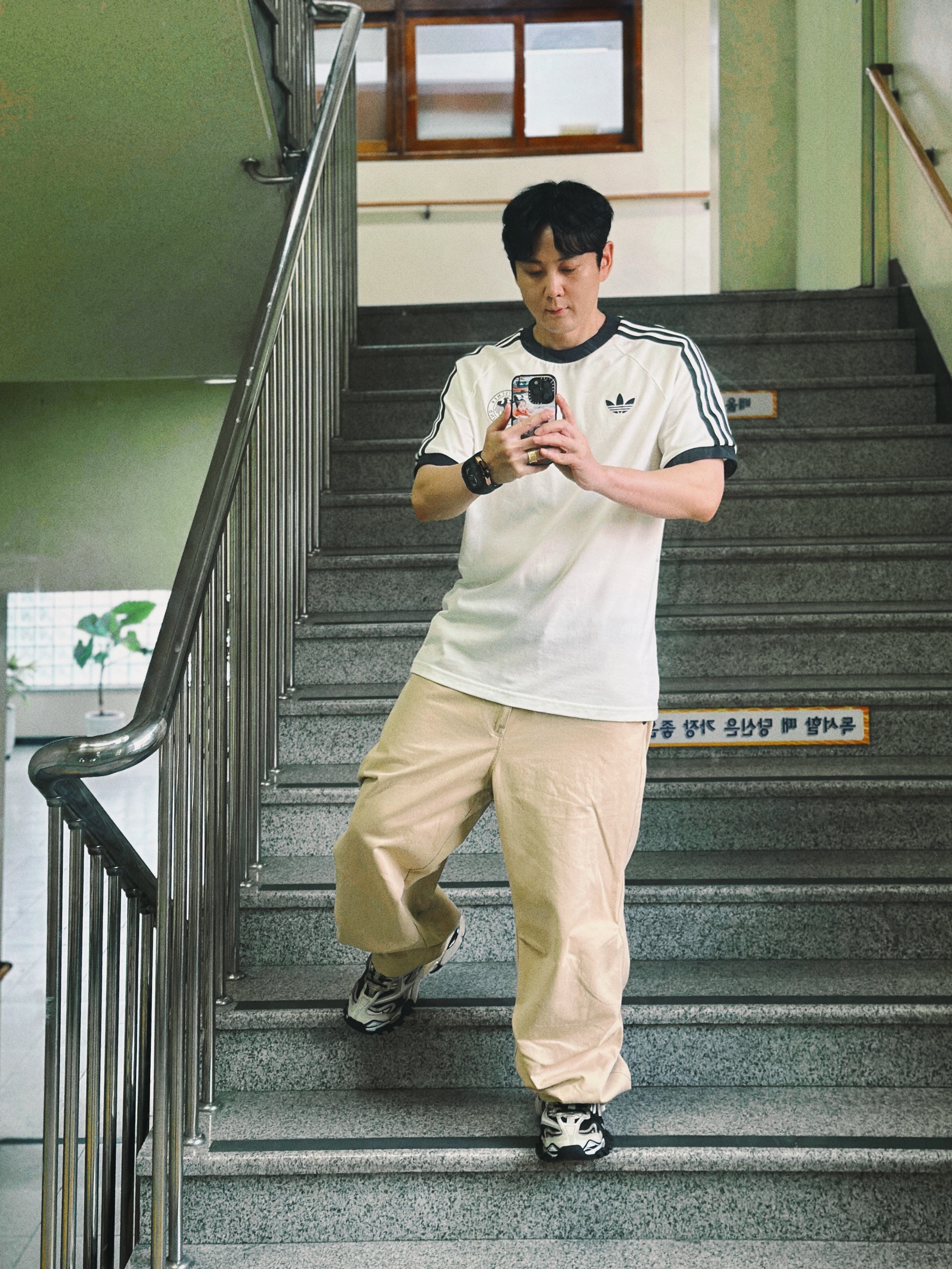 True Religion Mechanic Chino Pants Beige, Adidas German Adicolor Classic 3-Stripes T-Shirt Off White - KR Sizing 착용 스타일