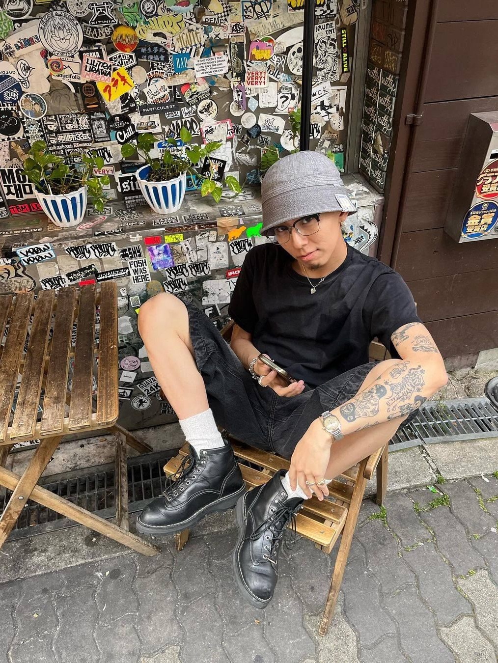 Jacquemus Le Bob Artichaut Bucket Hat Black, AMI de Coeur Bucket Hat With String Light Beige 착용 스타일 - 3
